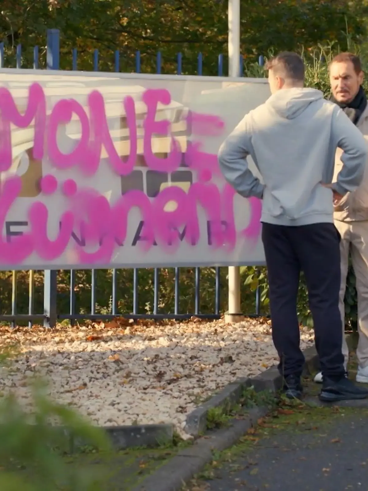 AWZ: Richard entdeckt entsetzt eine böse Schmiererei auf dem Zentrumsschild