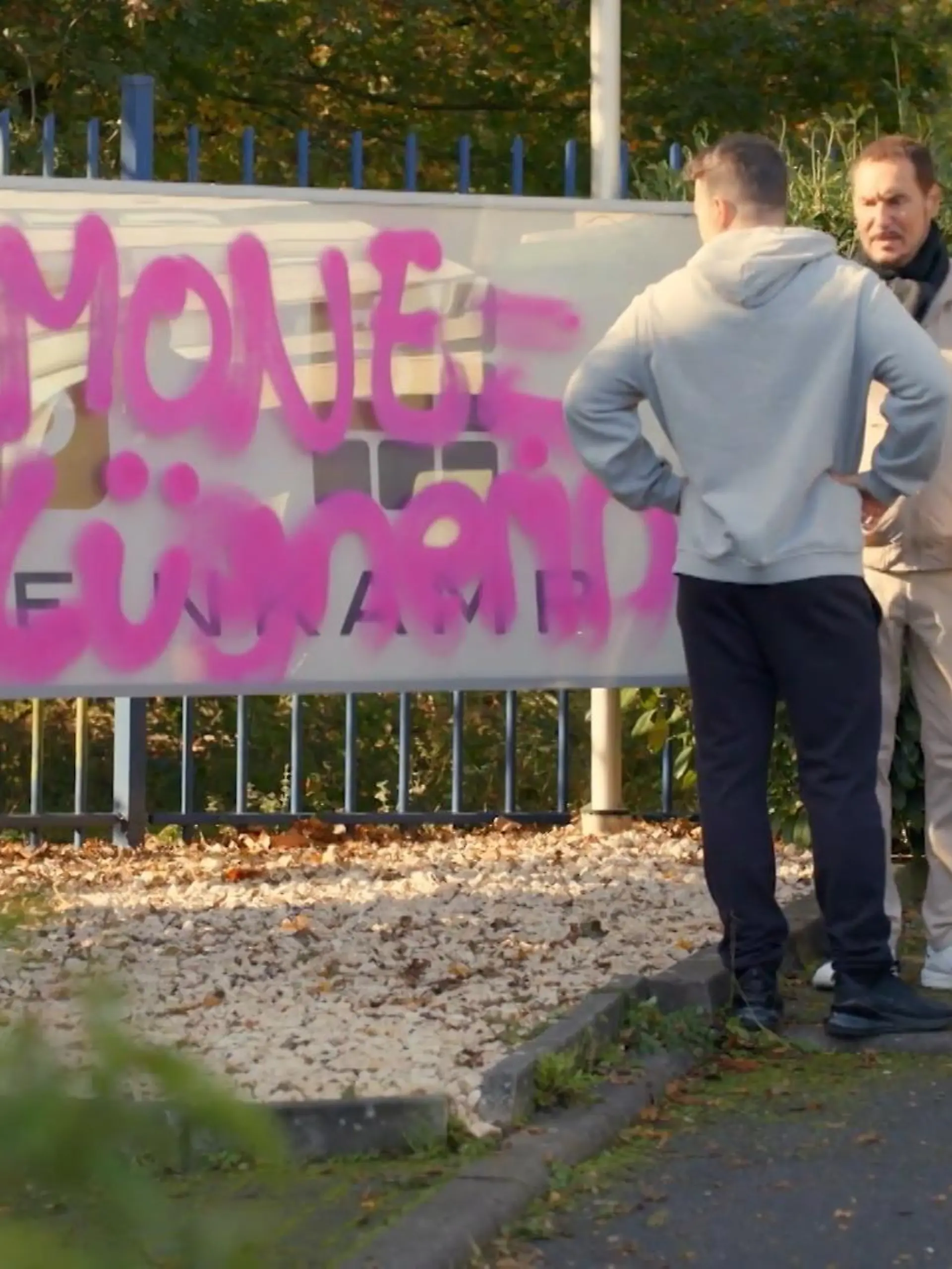 AWZ: Richard entdeckt entsetzt eine böse Schmiererei auf dem Zentrumsschild