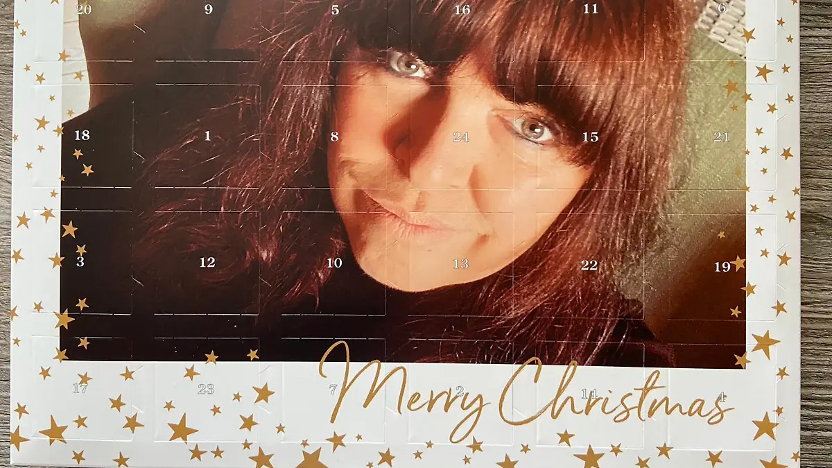 Simone Hagemeyer auf dem selbstdesignten Adventskalender.