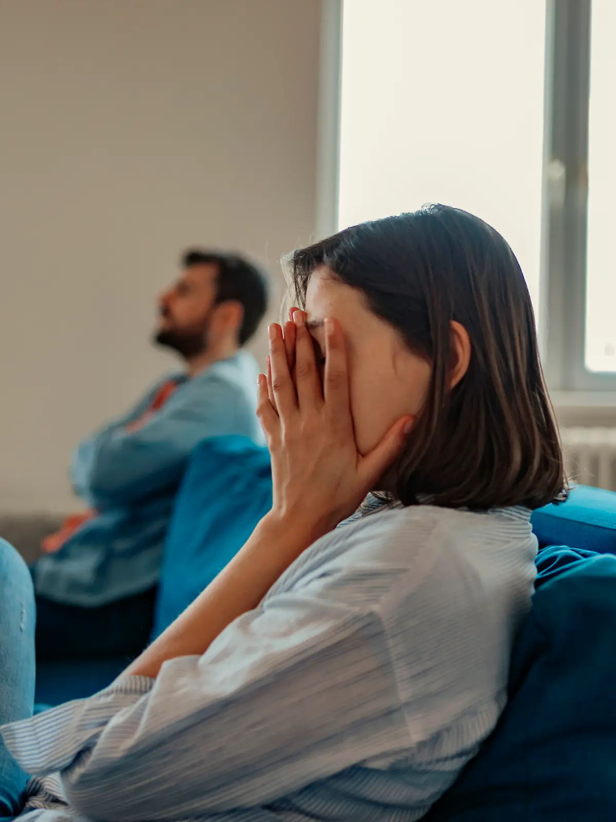 Ein unglückliches Paar sitzt auf dem Sofa.