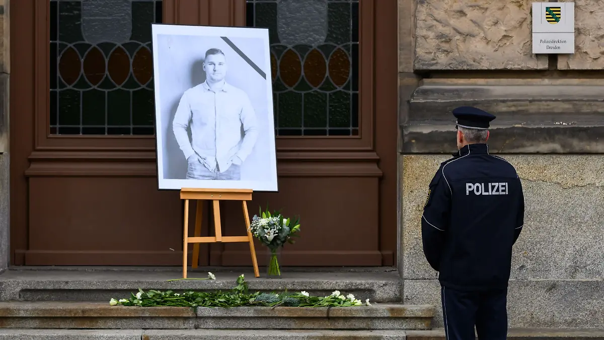 Gedenken vor der Polizeidirektion in Dresden. Der Polizist Maximilian Stoppa wurde am 7. Januar bei einem Einsatz gegen mutmaßliche Autodiebe getötet.