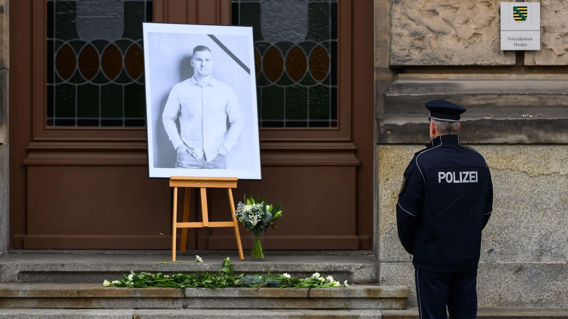 Gedenken vor der Polizeidirektion in Dresden. Der Polizist Maximilian Stoppa wurde am 7. Januar bei einem Einsatz gegen mutmaßliche Autodiebe getötet.