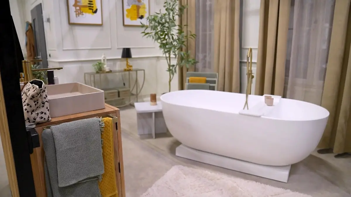 Eine freistehende Badezimmer im Wohnzimmer. Für Ania Niedieck einfach nur ein Traum. 