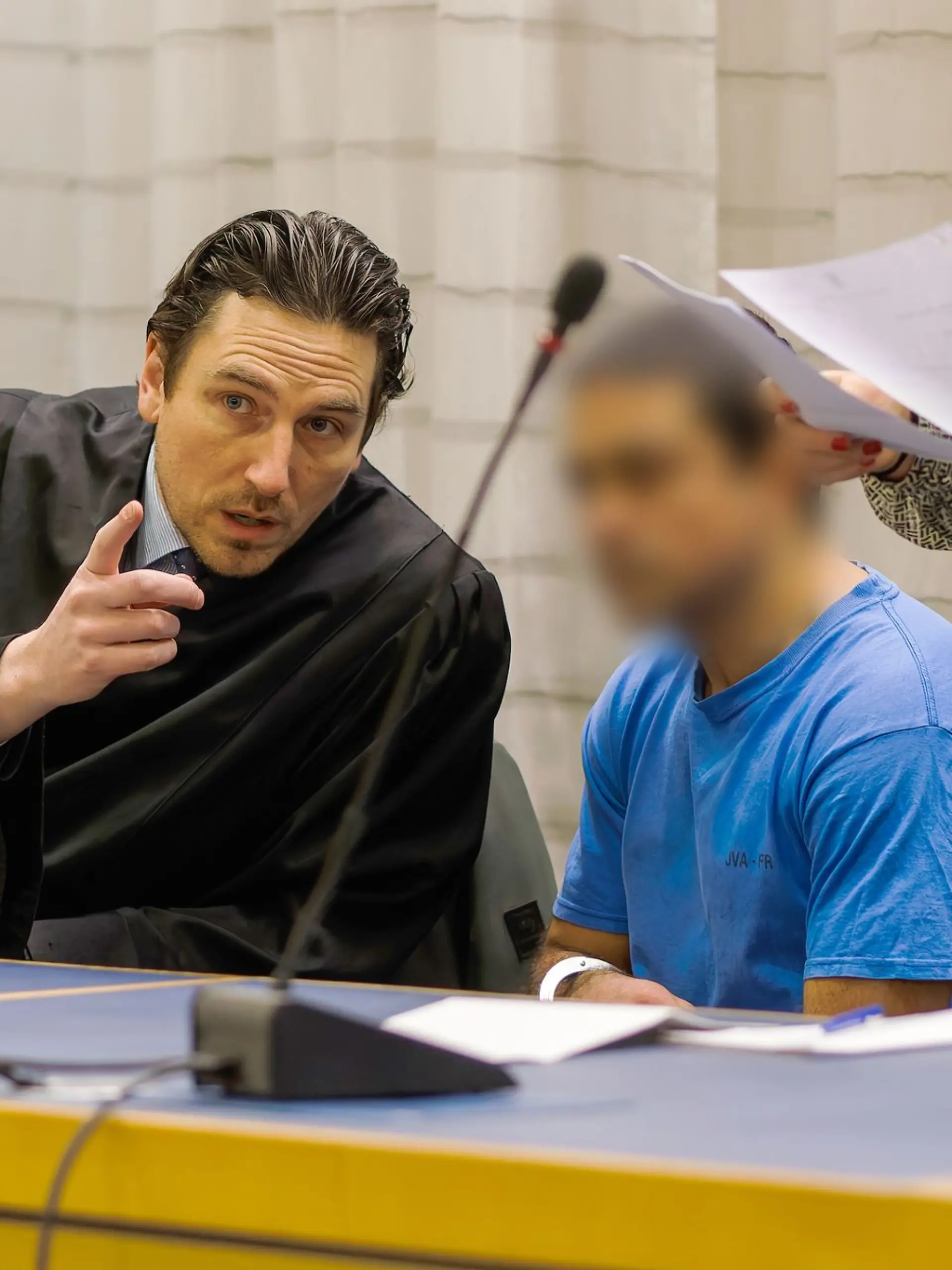 Bild zu: "Schlug er mit einem Hähnchenschenkel zu? "