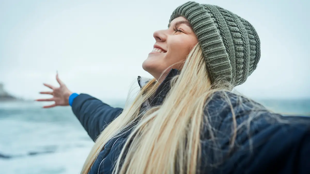 Frau freut sich über neuen Job und neue Perspektiven