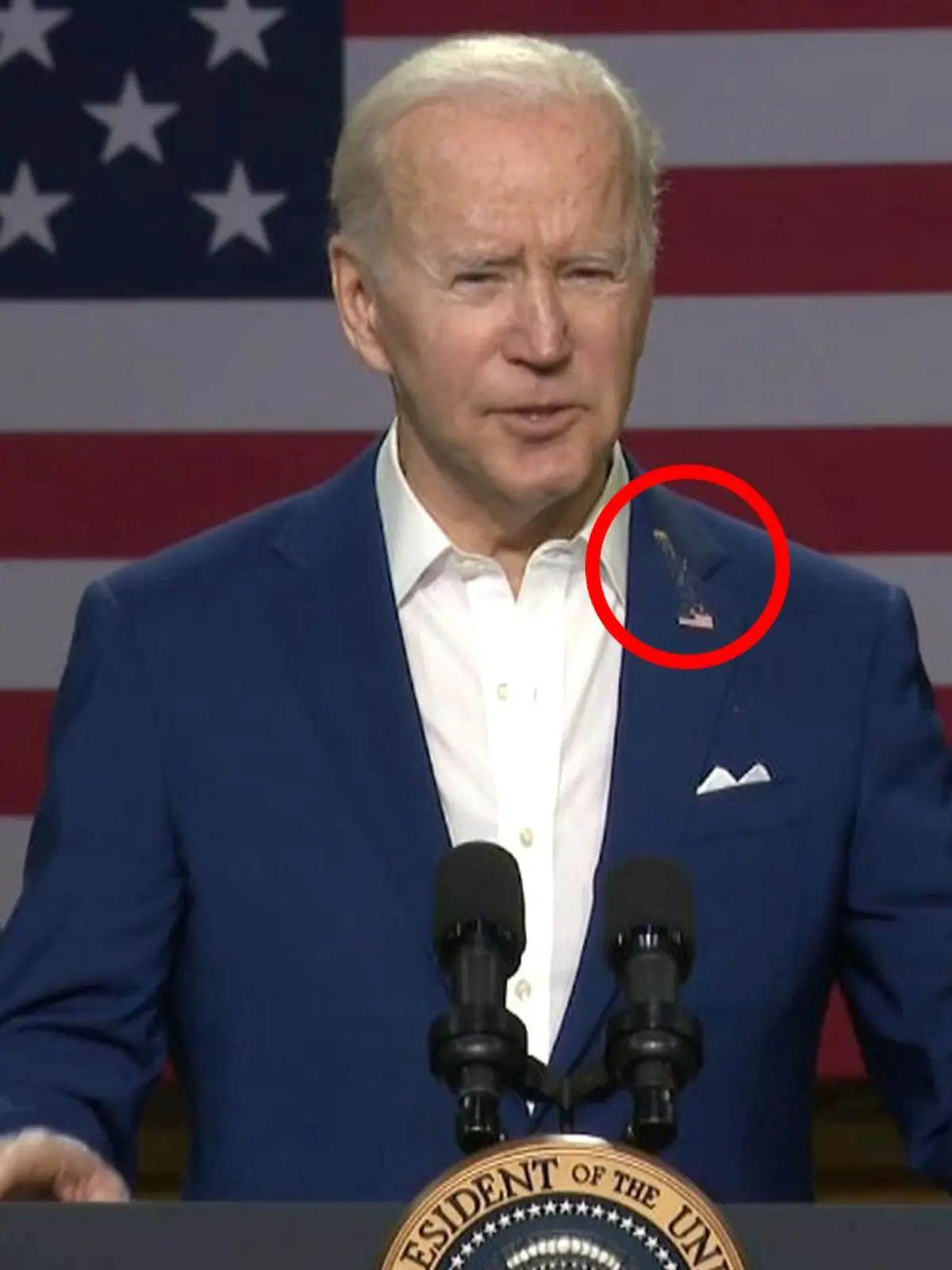 Ein Vogel erleichterte sich auf Joe Bidens Anzugjacke.