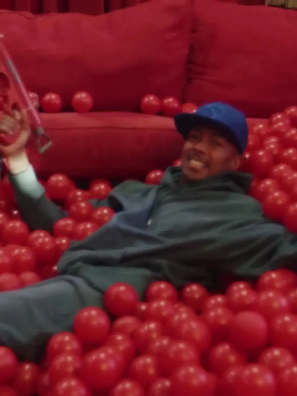 Bild zu: "Nick Cannon zeigt Mega-Villa samt Indoor-Rutsche"