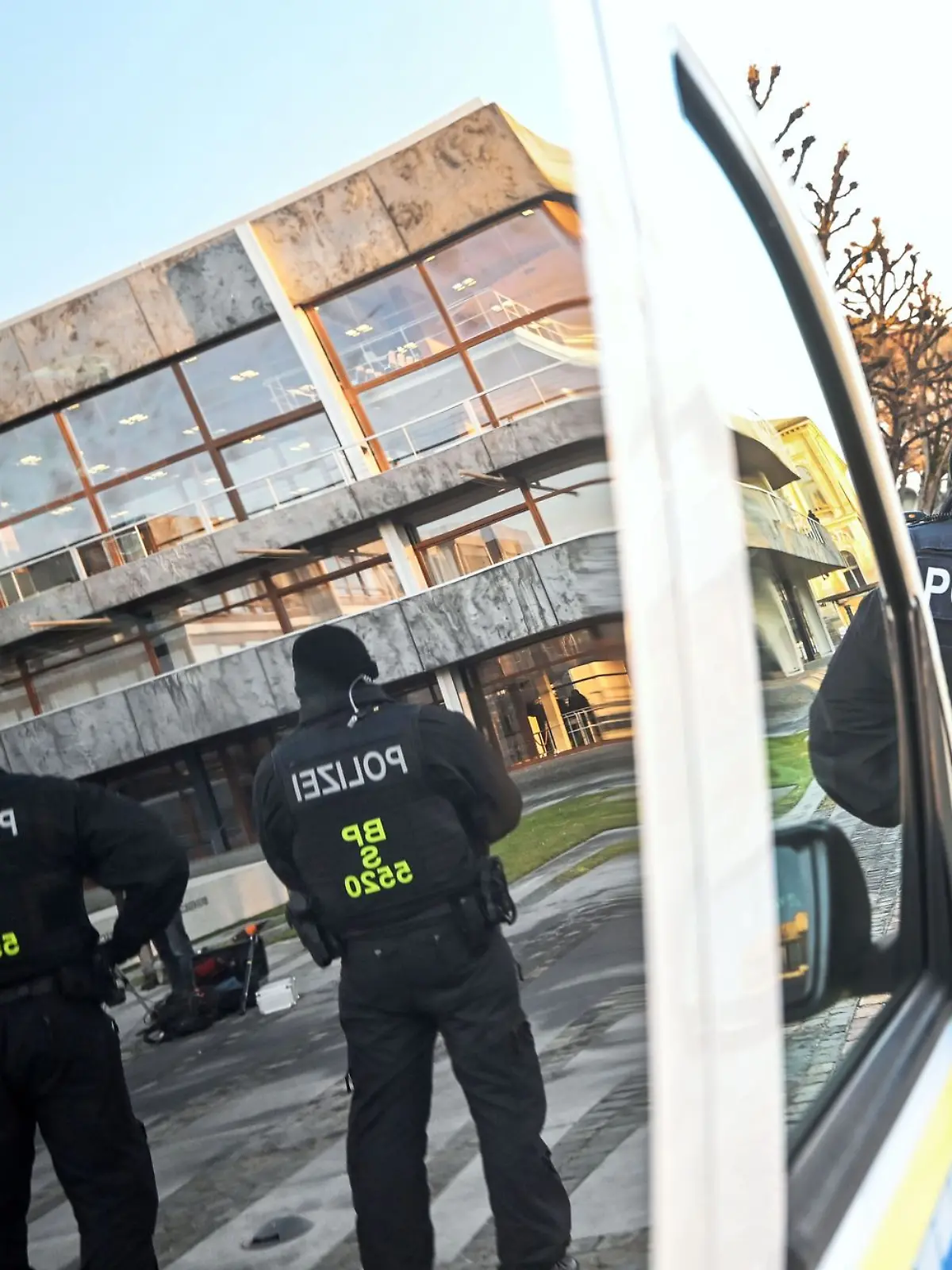 Bild zu: "Mann wirft Fäkalien auf Bundesbehörden – Gericht trifft mildes Urteil"