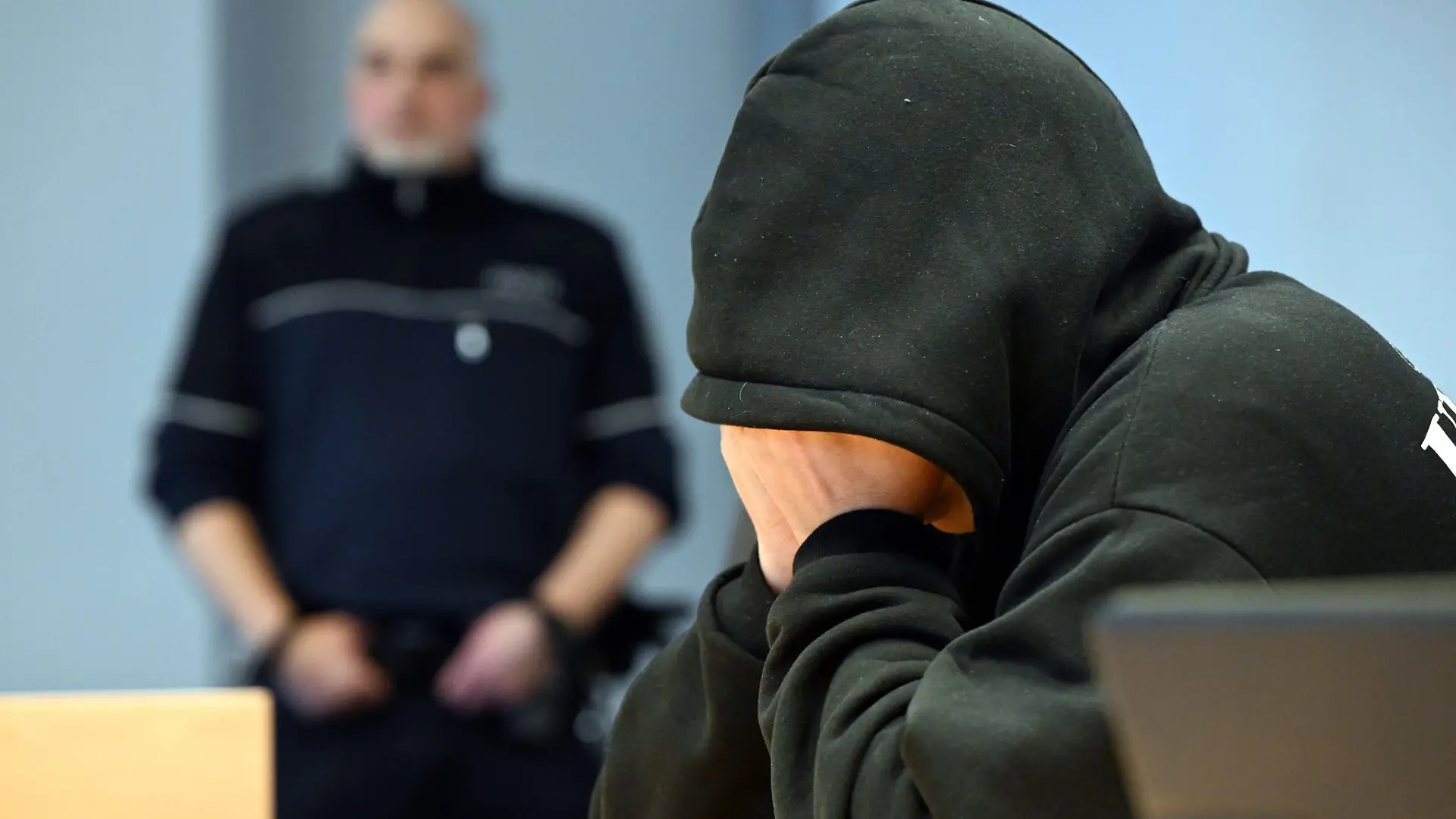 Am Landgericht Siegen steht ein 38-jähriger Mann wegen schweren sexuellen Missbrauchs vor Gericht.