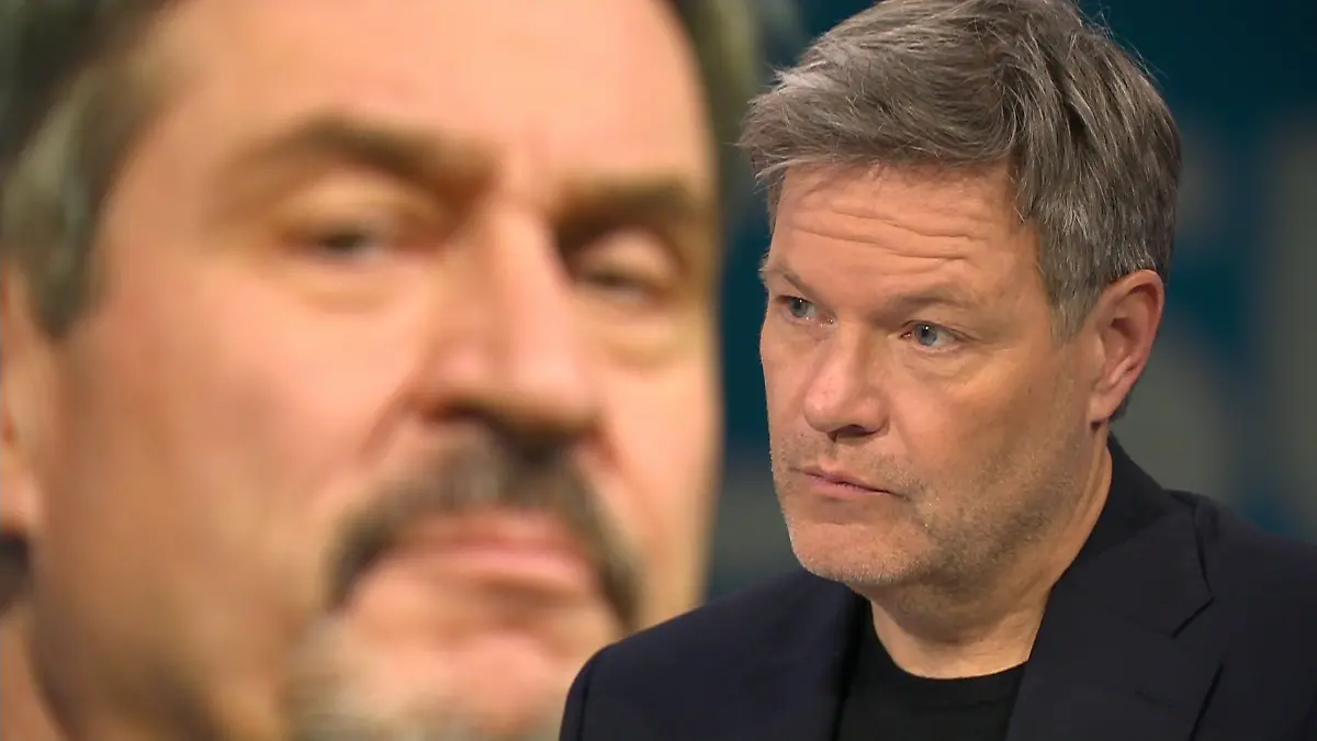Auf der Leinwand im Studio ist ein Foto von Markus Söder zu sehen, im Vordergrund steht Robert Habeck. Der grüne Kanzlerkandidat ist genervt vom CSU-Chef