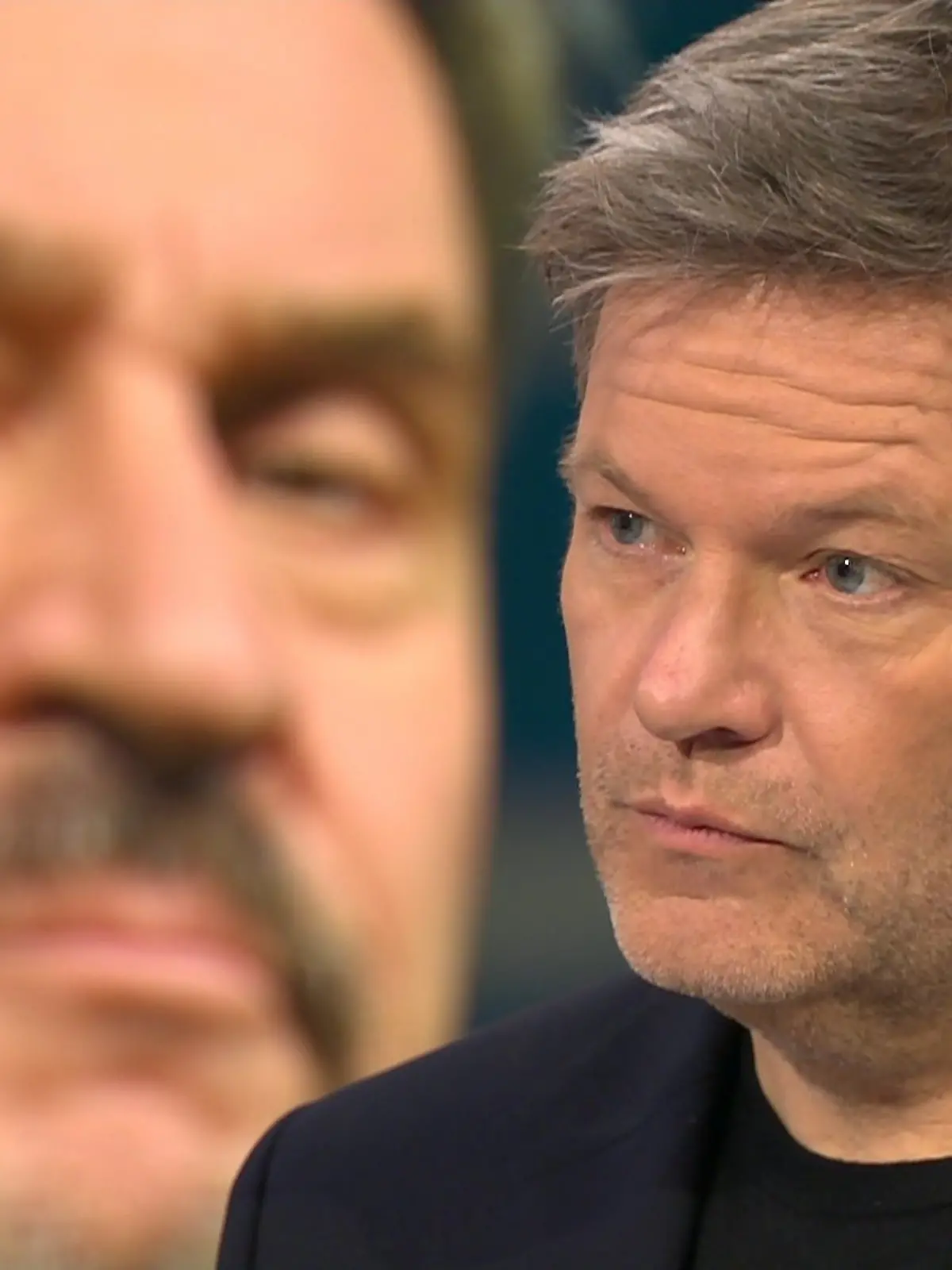 Auf der Leinwand im Studio ist ein Foto von Markus Söder zu sehen, im Vordergrund steht Robert Habeck. Der grüne Kanzlerkandidat ist genervt vom CSU-Chef
