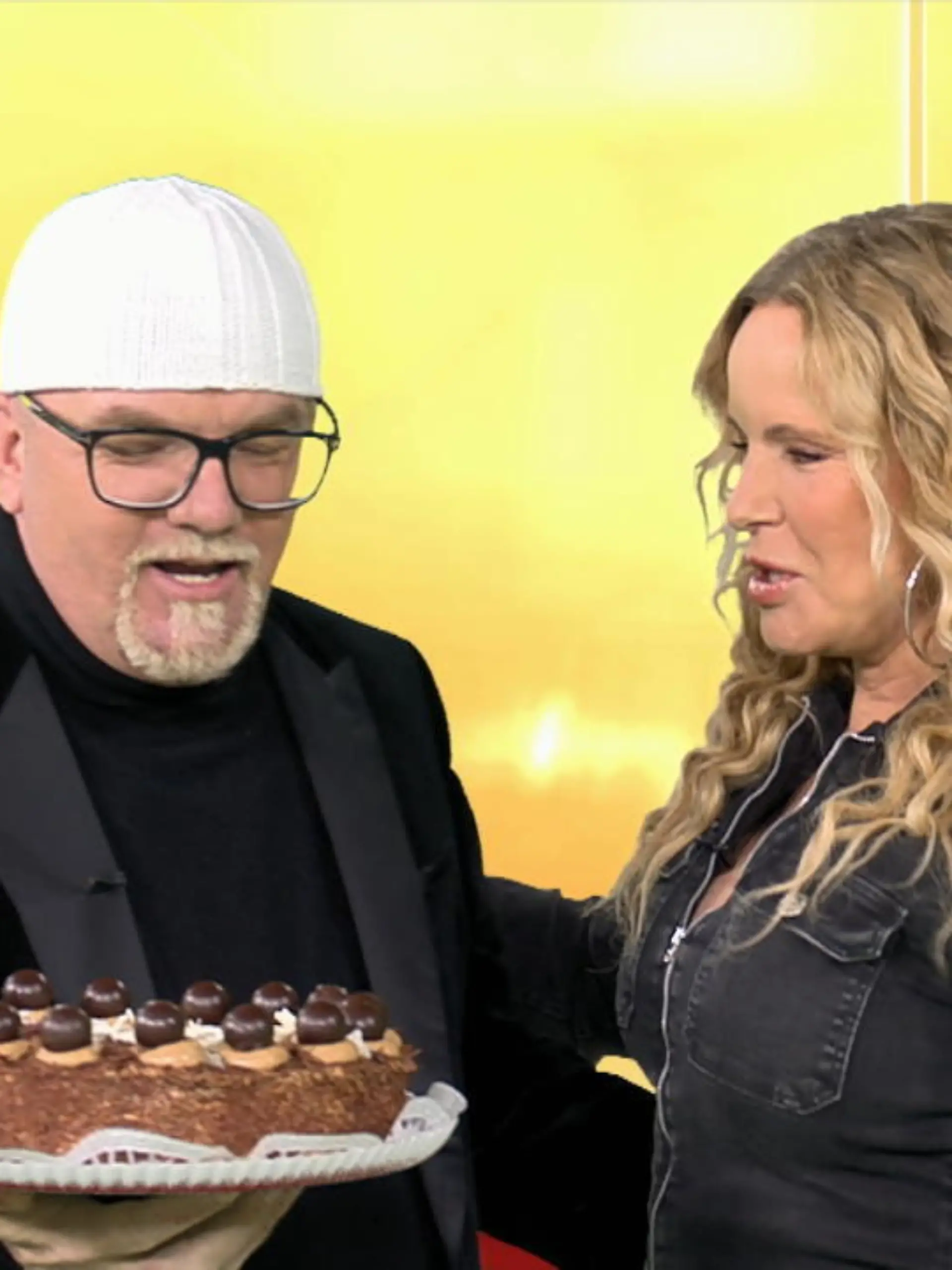 Die Moderatorin steht seit 25 Jahren bei Punkt 12 vor der Kamera. DJ Ötzi gratulierte ihr mit einer Torte in der Live-Sendung.