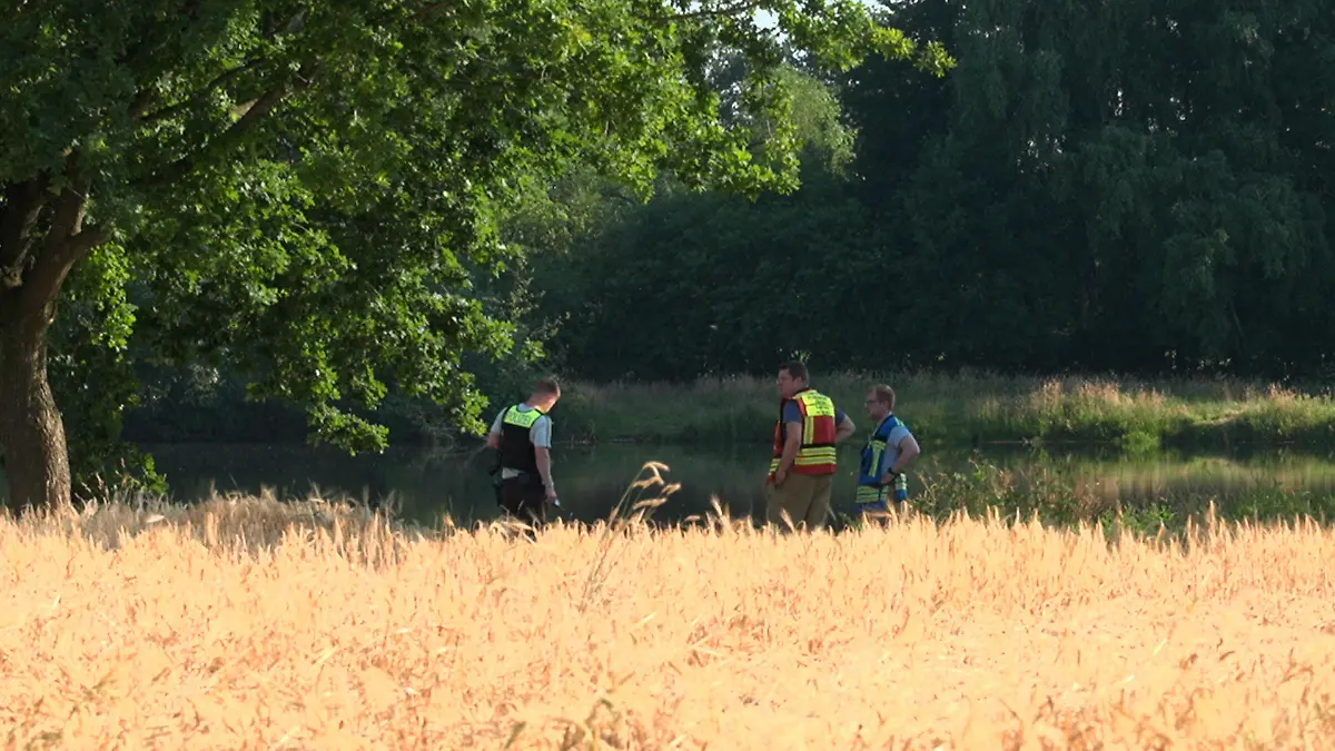 25.06.2023, Niedersachsen, Bakum: Rettungskräfte sind an einem Baggersee im Einsatz. In Niedersachsen in der Gemeinde Bakum nördlich von Osnabrück starb laut Polizei ein 52 Jahre alter Mann in einem Baggersee. Seine Begleiterin, eine 60 Jahre alte Frau, trieb ebenfalls leblos im See, konnte aber von Rettungskräften reanimiert werden. In dem See ist Baden ausdrücklich verboten, wie dort auf Schildern zu lesen ist. (zu dpa «Mann stirbt in Baggersee in Bakum - Frau kann reanimiert werden») (zu dpa «Mindestens vier Badetote am Wochenende in Deutschland») Foto: Festim Beqiri/tv7news.de/dpa +++ dpa-Bildfunk +++