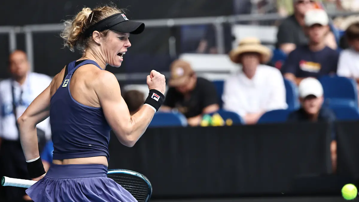 Jubel bei Laura Siegemund, die die chinesische Olympiasiegerin und Vorjahresfinalistin Qinwen Zheng in der 2. Runde der Australian Open 2025 besiegt. 