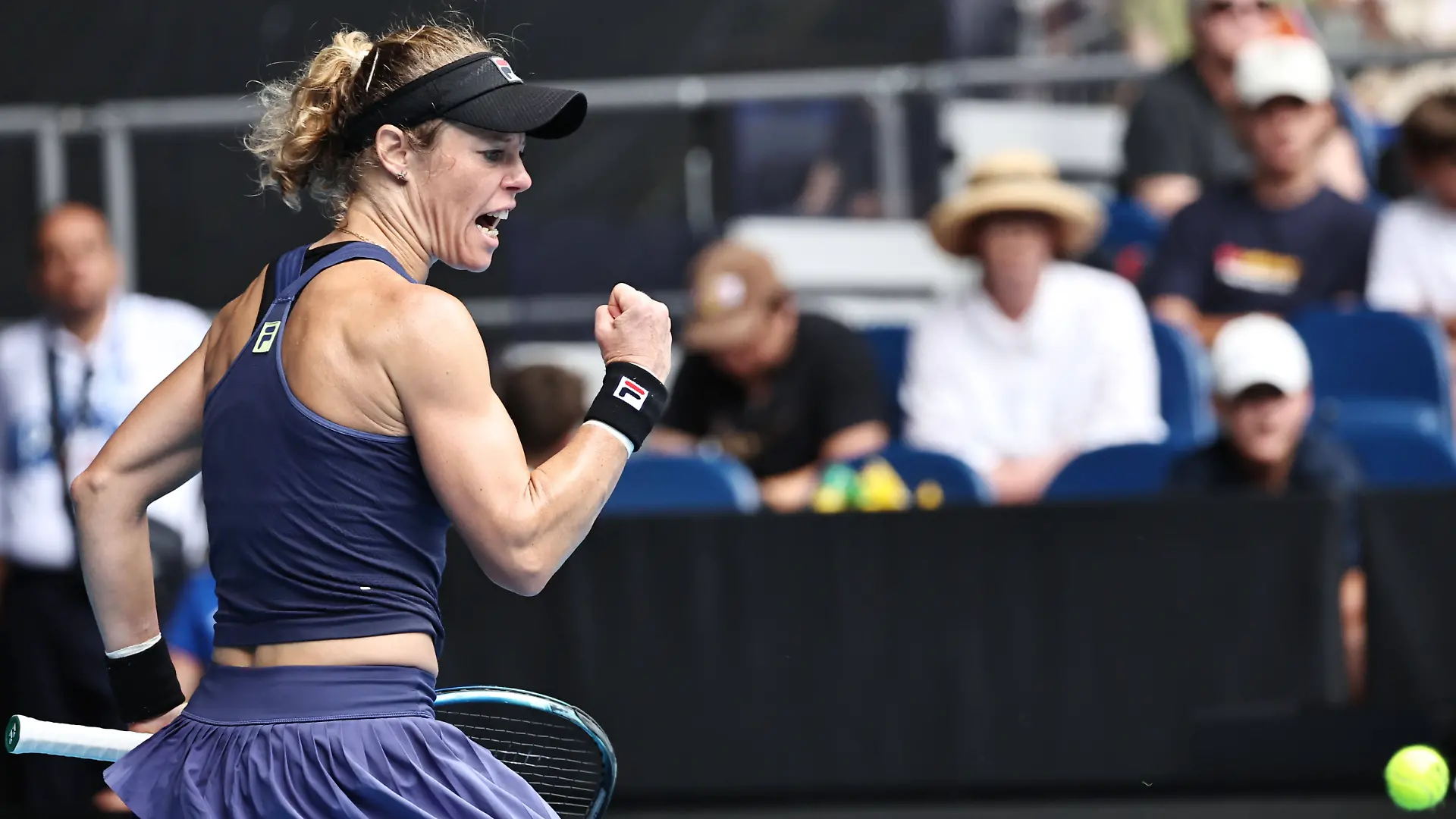 Jubel bei Laura Siegemund, die die chinesische Olympiasiegerin und Vorjahresfinalistin Qinwen Zheng in der 2. Runde der Australian Open 2025 besiegt.