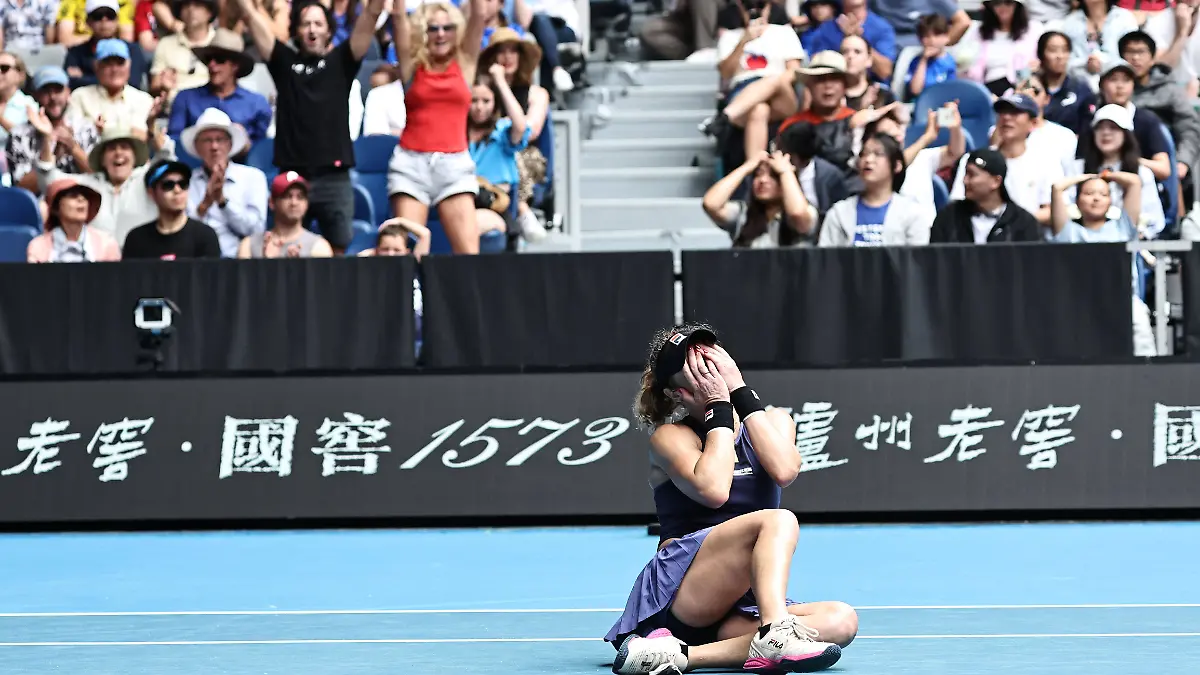 Laura Siegemund besiegt Vorjahresfinalistin und Olympiasiegerin Qinwen Zheng in der 2. Runde der Australian Open und sinkt zu Boden 