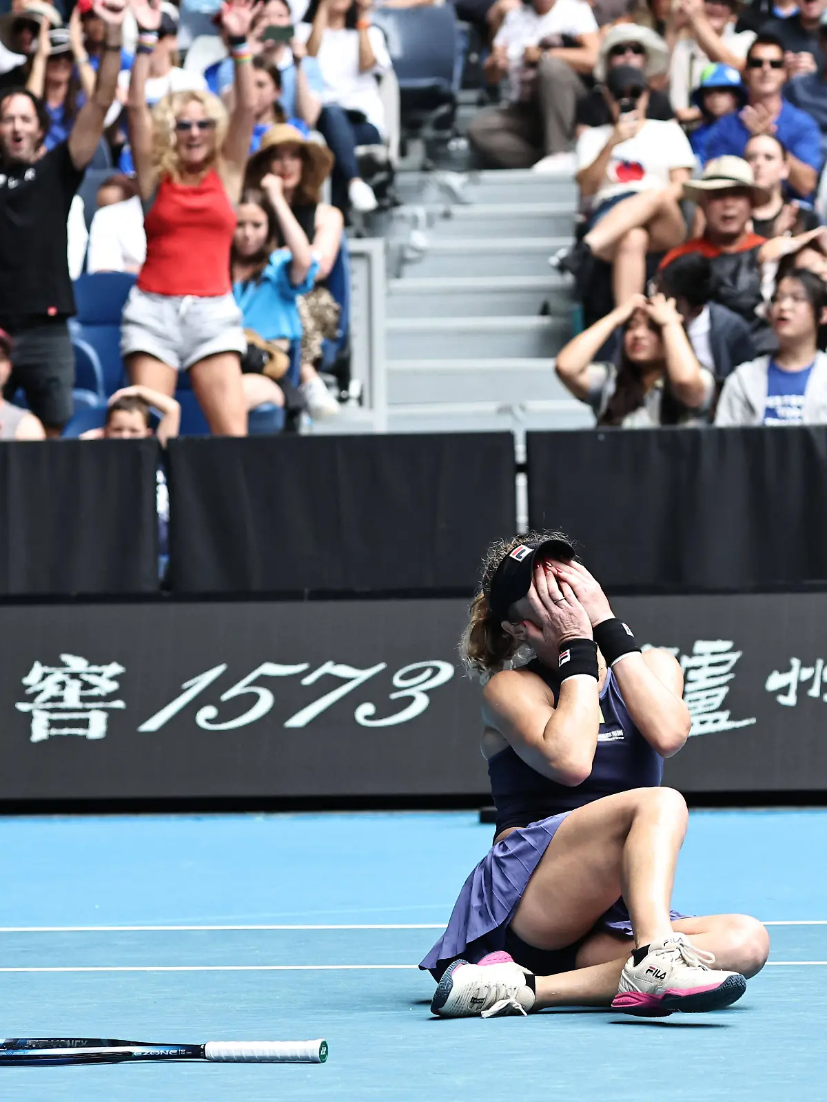 Laura Siegemund besiegt Vorjahresfinalistin und Olympiasiegerin Qinwen Zheng in der 2. Runde der Australian Open und sinkt zu Boden 