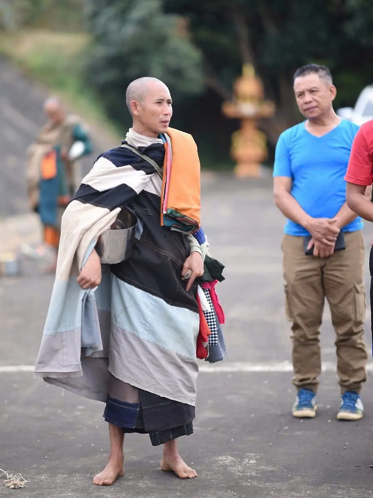 Bild zu: "Barfuß nach Indien: Mönch aus Vietnam als Internet-Sensation"