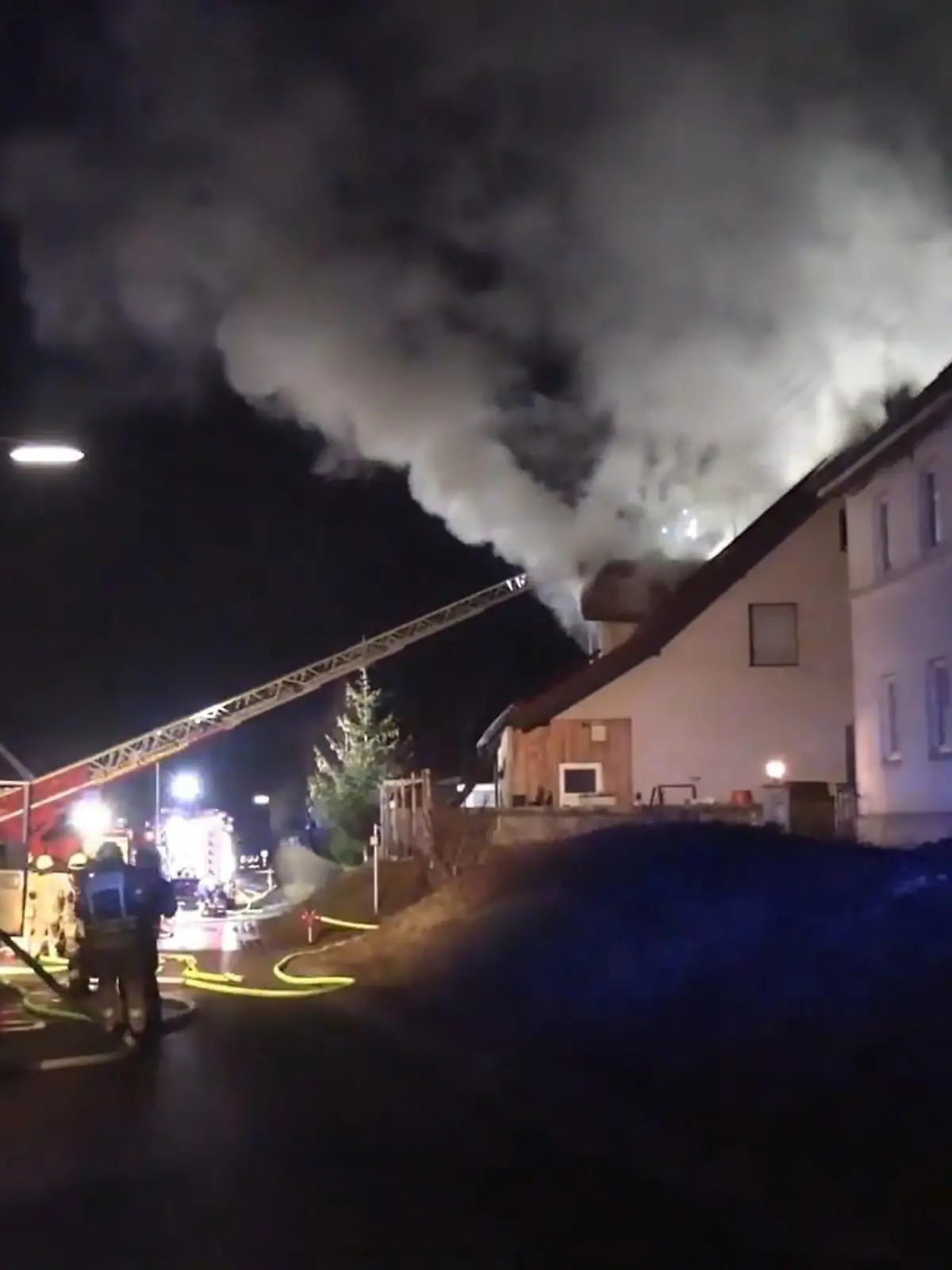 Bild zu: "Geschwister retten Mutter bei Hausbrand das Leben"