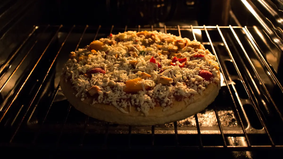 Anfang Dezember soll ein 56-jähriger Mann aus Oberfranken seine Frau und seinen Sohn mit Pflanzengift auf einer Tiefkühlpizza vergiftet haben (Symbolbild).