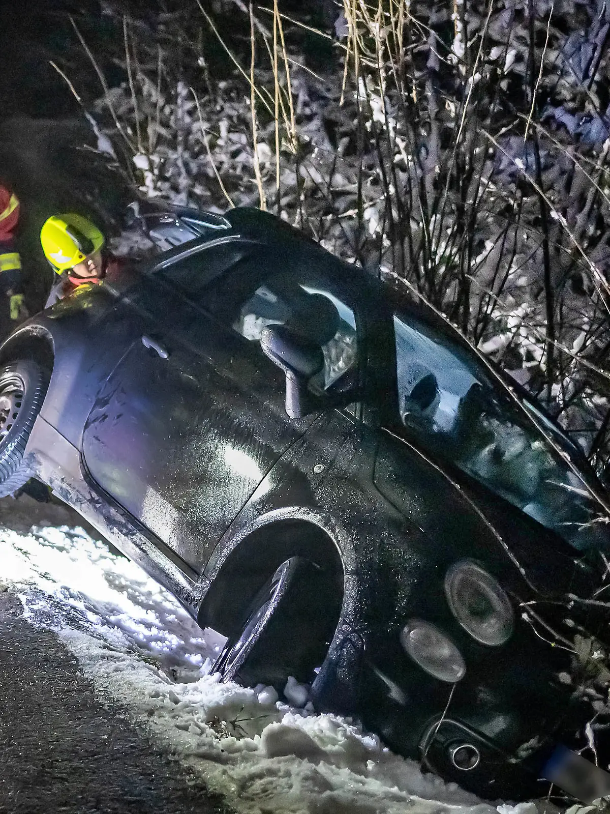 Ein Kleinwagen ist bei Straßenglätte im westlichen Sauerland in einen Graben gerutscht und Helfer sind im Einsatz. Verletzt wurde niemand. 