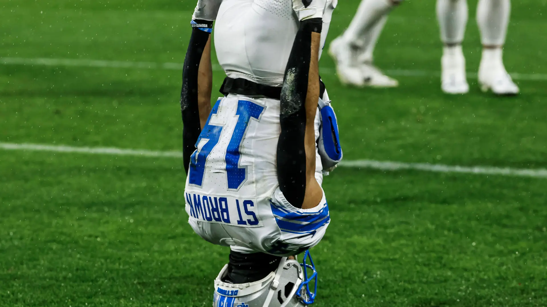 Amon-Ra St. Brown, Wide Receiver der Detroit Lions, jubelt am 3. November 2024 im NFL-Spiel gegen die Green Bay Packers spektakulär im Handstand. 