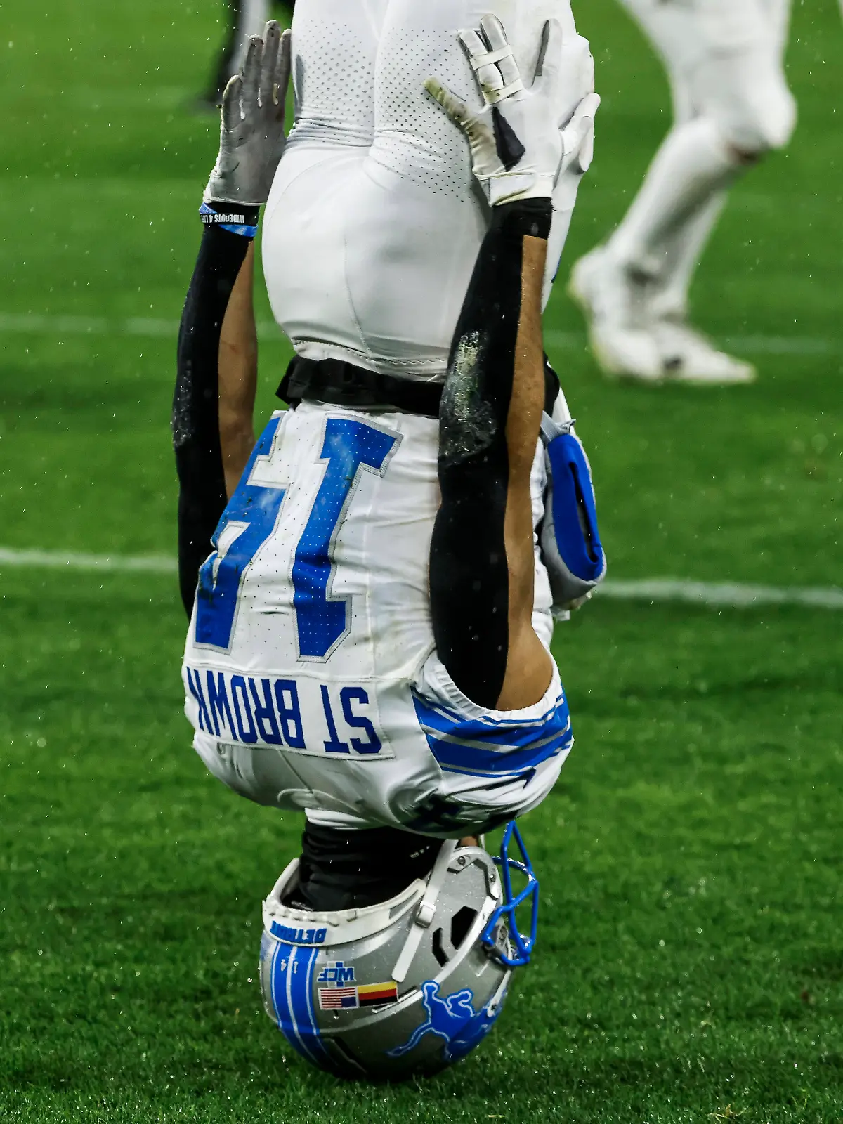 Amon-Ra St. Brown, Wide Receiver der Detroit Lions, jubelt am 3. November 2024 im NFL-Spiel gegen die Green Bay Packers spektakulär im Handstand. 