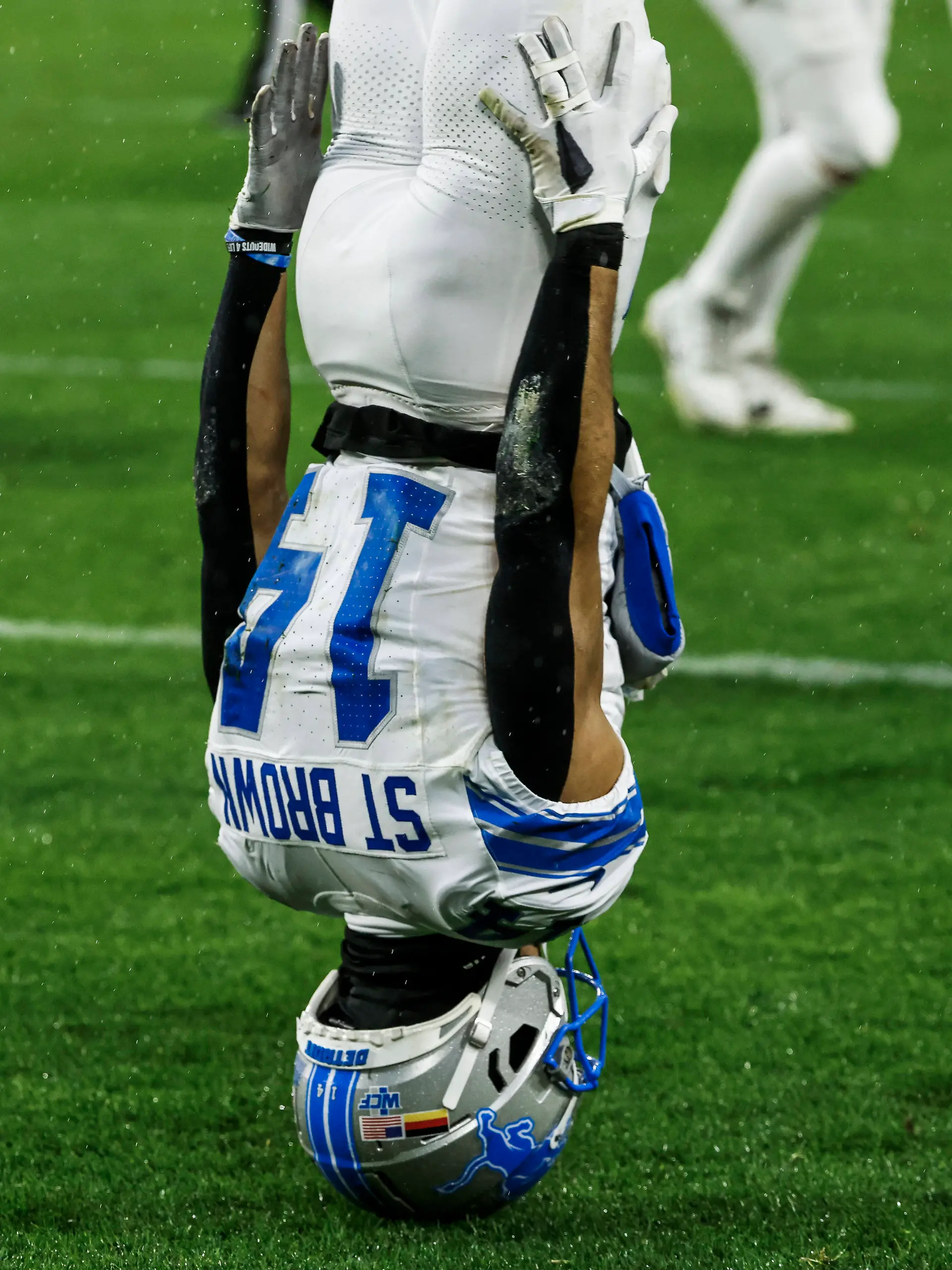 Amon-Ra St. Brown, Wide Receiver der Detroit Lions, jubelt am 3. November 2024 im NFL-Spiel gegen die Green Bay Packers spektakulär im Handstand. 