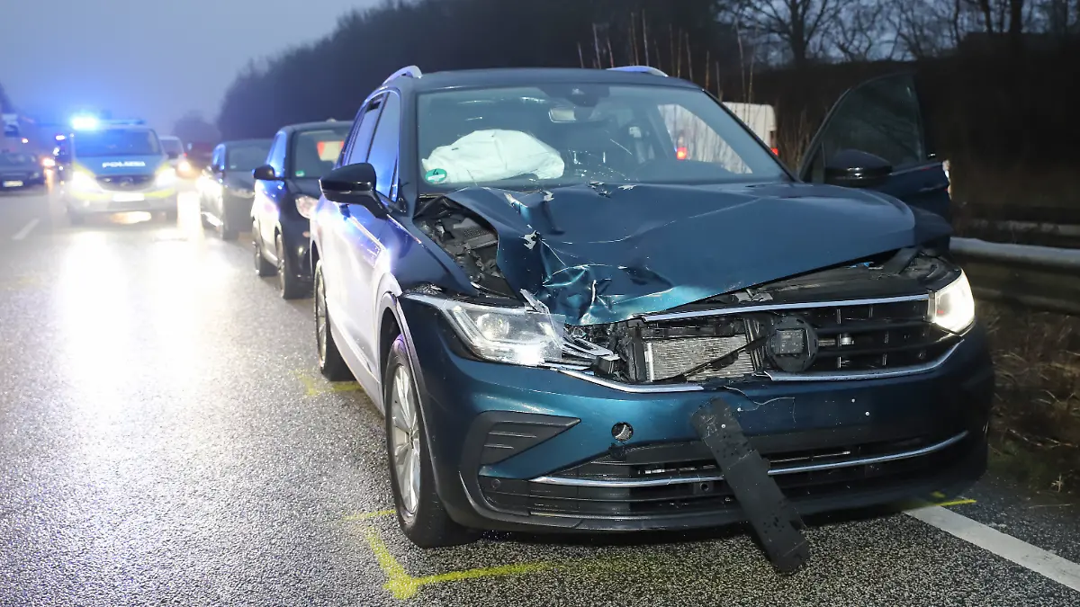 Der Unfallwagen raste mit voller Fahrt in den Fußgänger – er kommt noch am Unfallort ums Leben.