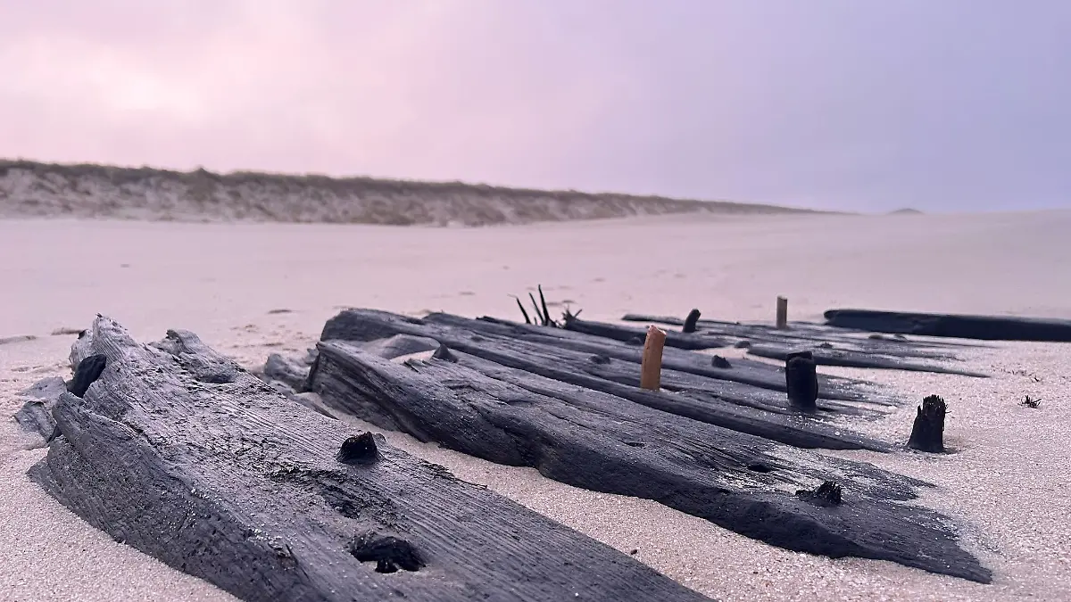 Vermutlich hatte der Sturm auf Sylt in den vergangenen Tagen dafür gesorgt, dass die zuvor unter Sand verborgenen Wrackteile sichtbar wurden.