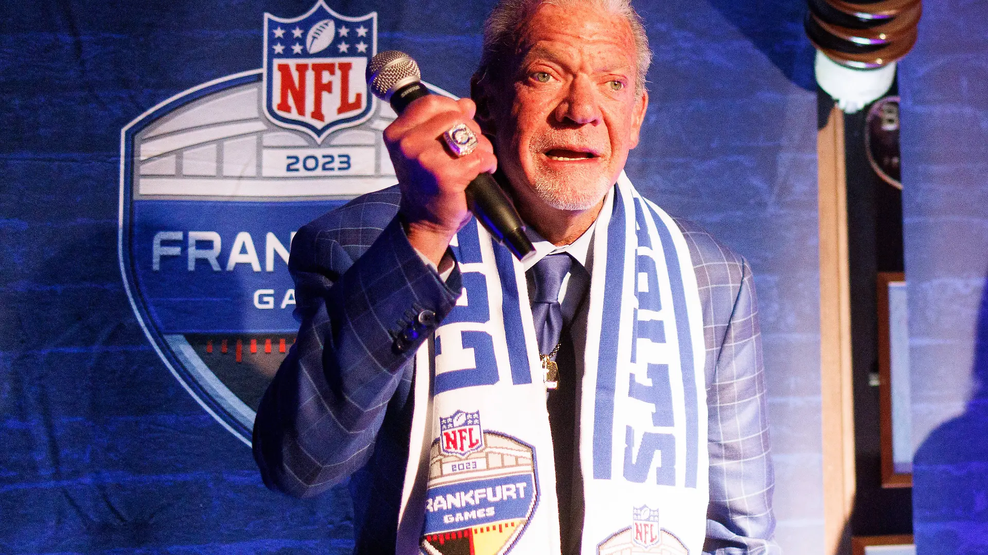 Jim Irsay, CEO und Besitzer der Indianapolis Colts, während einer Rede beim Frankfurt Game am 10. November 2023