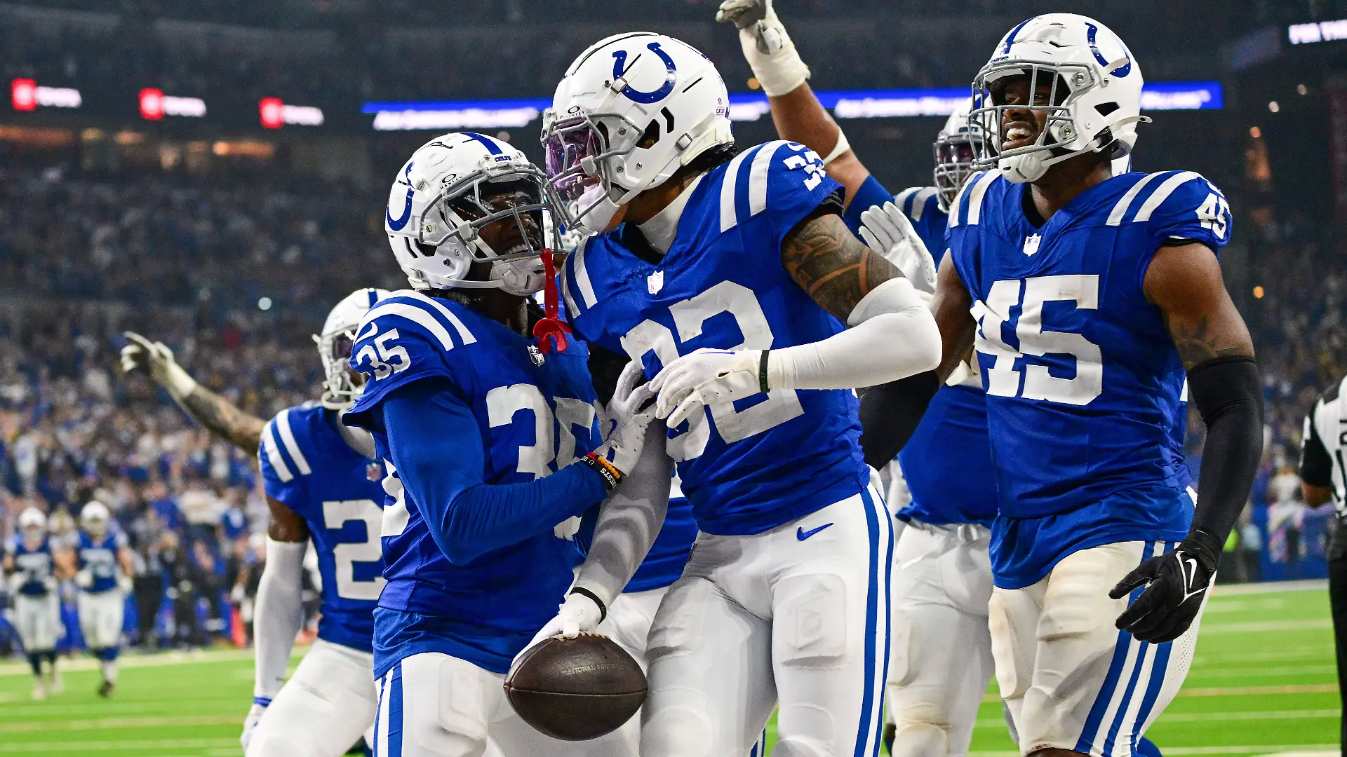 Jubel bei den Indianapolis Colts von Julian Blackmon (32) im Spiel gegen die Pittsburgh Steelers in der NFL Saison 24/25 