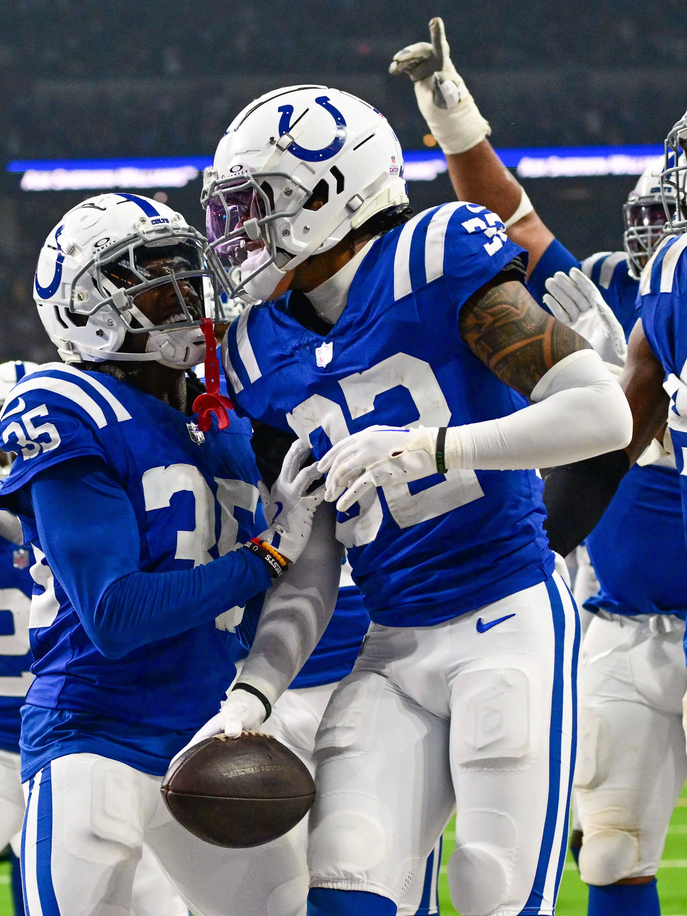 Jubel bei den Indianapolis Colts von Julian Blackmon (32) im Spiel gegen die Pittsburgh Steelers in der NFL Saison 24/25
