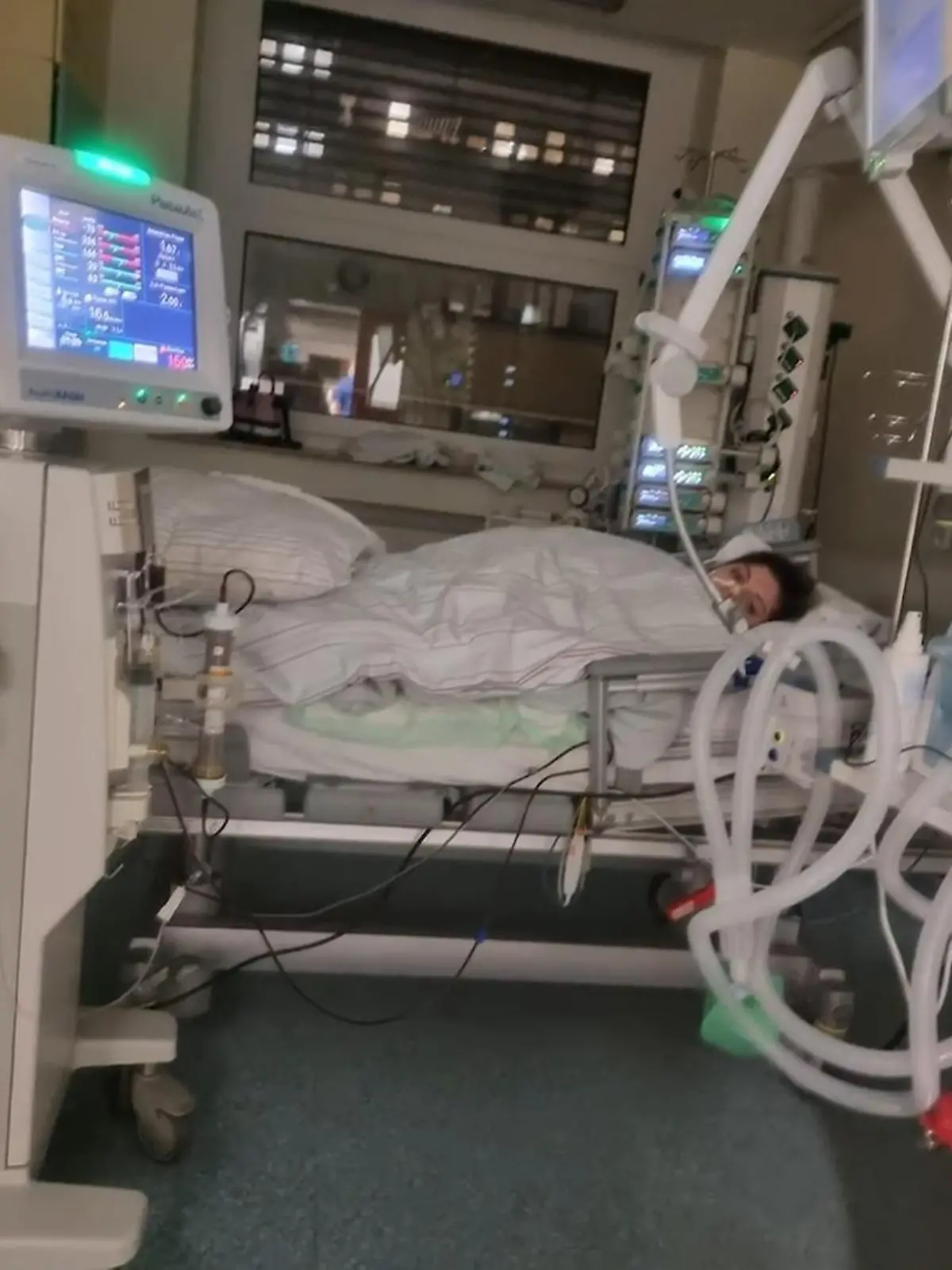 Bild zu: "19-Jährige verklagt BioNTech"