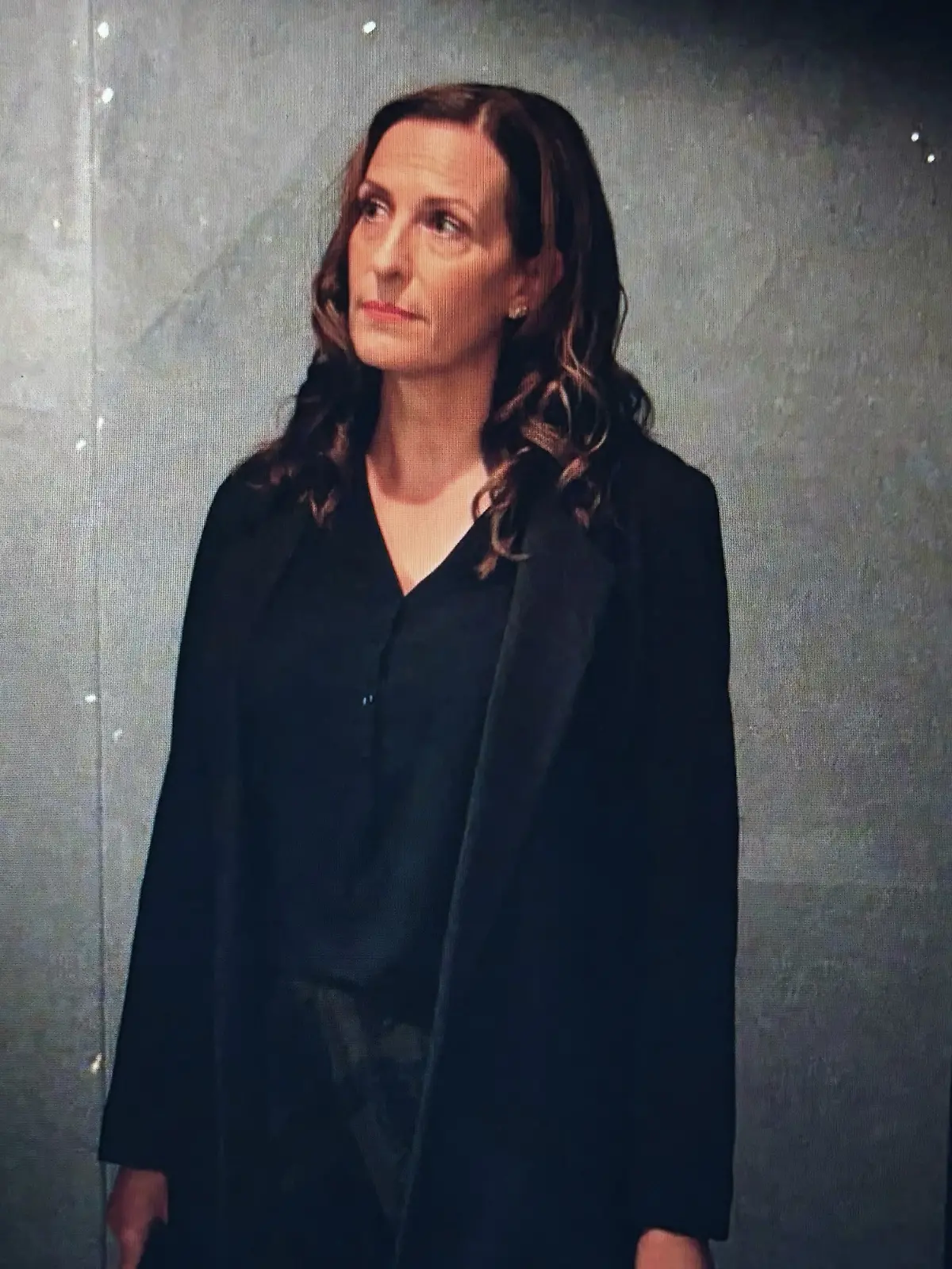 Katrin in schickem schwarzen Longblazer.