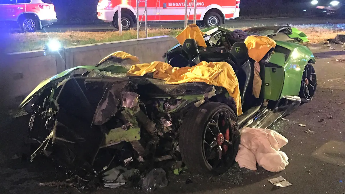 HANDOUT - 24.06.2023, Nordrhein-Westfalen, Bottrop: Die Reste eines Sportwagens stehen nach einem Unfall auf der Autobahn 31 bei Bottrop. Die Feuerwehr befreite zwei verletzte Männer aus dem demolierten Auto. Ihre Verletzungen waren nicht lebensgefährlich. (zu dpa: «Sportwagen überschlägt sich auf A31 - Vollsperrung und zwei Verletzte») Foto: -/Feuerwehr Bottrop/dpa +++ dpa-Bildfunk +++