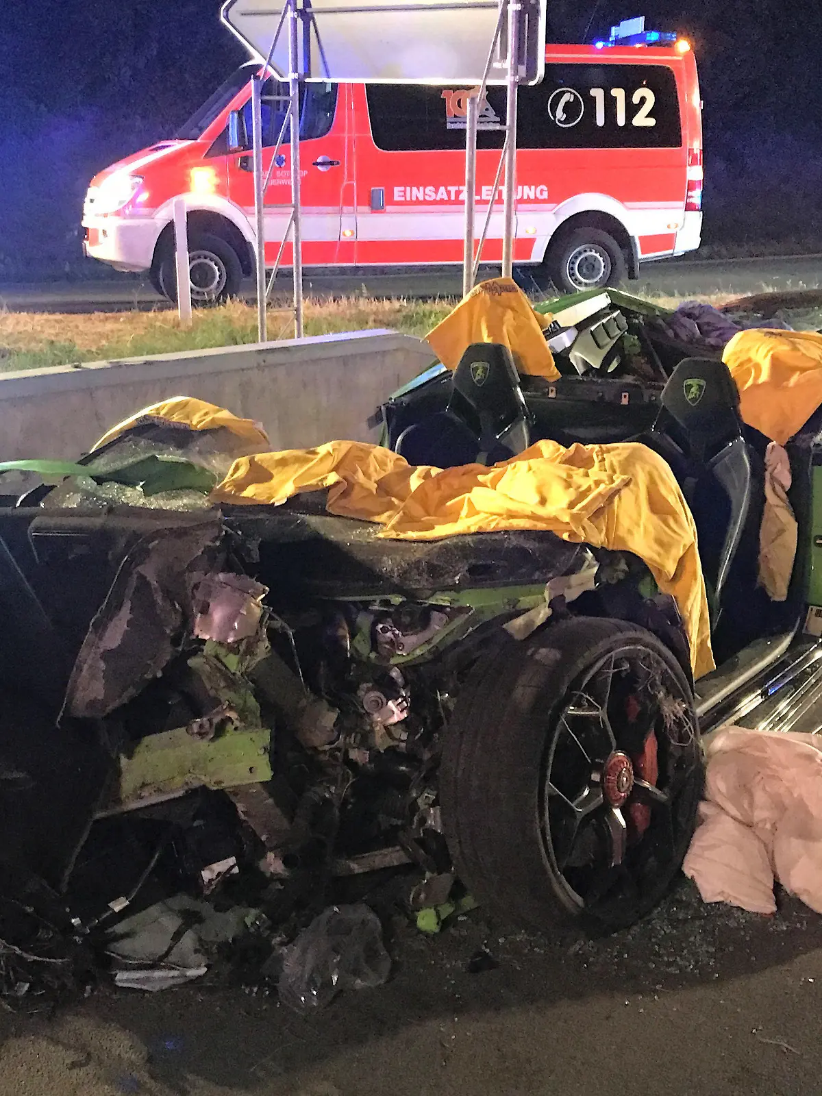 HANDOUT - 24.06.2023, Nordrhein-Westfalen, Bottrop: Die Reste eines Sportwagens stehen nach einem Unfall auf der Autobahn 31 bei Bottrop. Die Feuerwehr befreite zwei verletzte Männer aus dem demolierten Auto. Ihre Verletzungen waren nicht lebensgefährlich. (zu dpa: «Sportwagen überschlägt sich auf A31 - Vollsperrung und zwei Verletzte») Foto: -/Feuerwehr Bottrop/dpa +++ dpa-Bildfunk +++