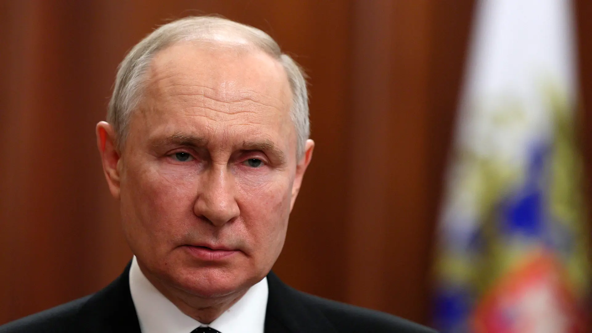 dpatopbilder - 24.06.2023, Russland, Moskau: Dieses von der staatlichen russischen Nachrichtenagentur Sputnik via AP veröffentlichte Foto zeigt Wladimir Putin, Präsident von Russland, während einer Ansprache an die Nation. Putin hat nach dem bewaffneten Aufstand des Chefs der Söldnerarmee Wagner, Prigoschin, zur «Neutralisierung» der Drahtzieher aufgerufen. Die Streitkräfte hätten den Befehl erhalten, jene zu «neutralisieren», die den Aufstand organisiert hätten, sagte Putin in einer TV-Ansprache an die Nation am Samstag. Er warf den Wagner-Söldnern «Verrat» vor. Foto: Gavriil Grigorov/Pool Sputnik Kremlin/AP/dpa +++ dpa-Bildfunk +++