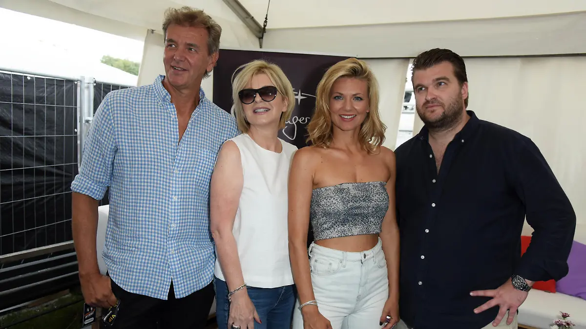 BERLIN, GERMANY - AUGUST 10: Carmen Nebel, her son Gregor Nebel, her partner Norbert Endlich and his daughter Ella Endlich during the Schlagerolymp Open Air Festival at Freizeit - und Erholungspark Luebars  on August 10, 2019 in Berlin, Germany. (Photo by Tristar Media/Getty Images)