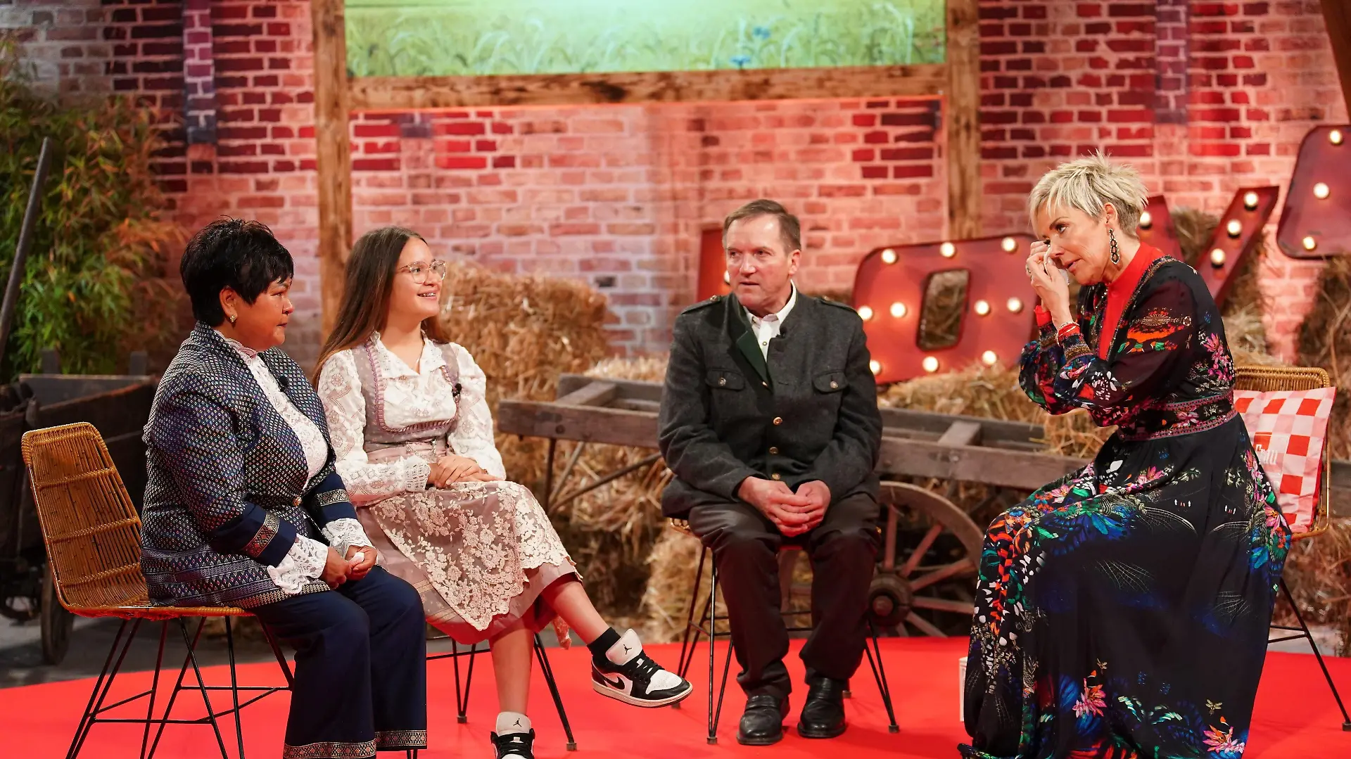 Bei (v.l.) Narumol, Jorafina, Josef und Moderatorin Inka Bause wird es rührseeling. Auch Inka Bause kommen Tränen.
+++ Die Verwendung des sendungsbezogenen Materials ist nur mit dem Hinweis und Verlinkung auf RTL+ gestattet. +++