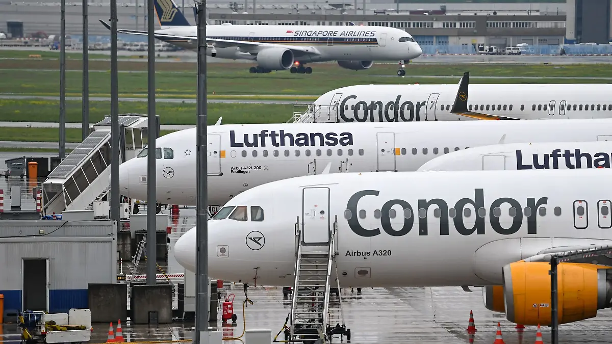 Die EU-Kommission will, dass Lufthansa Condor besseren Zugang zur Strecke Frankfurt - New York einräumt. (Archivbild)