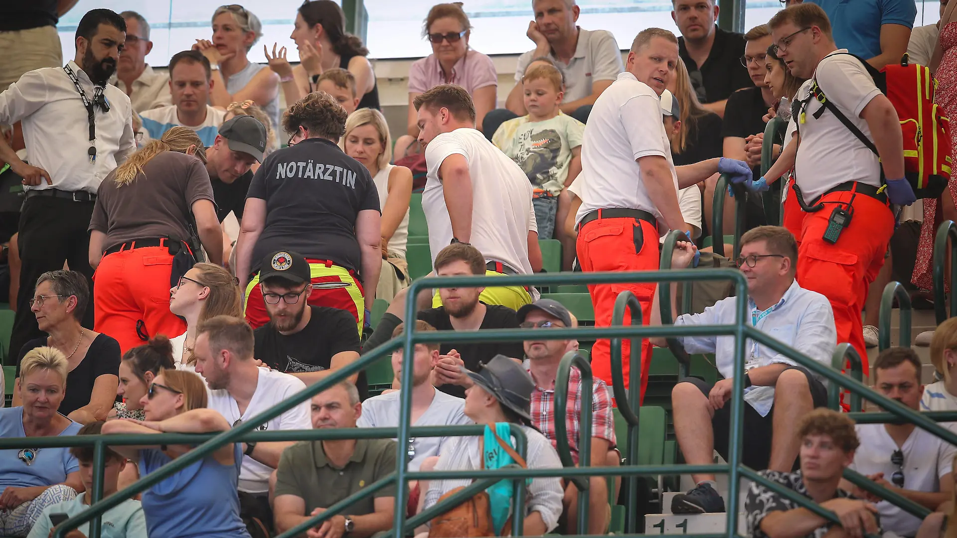 24.06.2023, Halle Westfalen, Tennis, 30. TERRA WORTMANN OPEN, ATP500, OWL Arena, Halbfinale Einzel, Alexander Bublik KAZ gegen Alexander Zverev GER - Spielunterbrechung wegen eines Notarzteinsatz im Zuschauerbereich Nordrhein-Westfalen Deutschland *** 24 06 2023, Halle Westfalen , Tennis, 30 TERRA WORTMANN OPEN, ATP500, OWL Arena, Semifinal Singles, Alexander Bublik KAZ vs. Alexander Zverev GER Interruption of play due to an emergency doctor in the spectator area North Rhine-Westphalia Germany