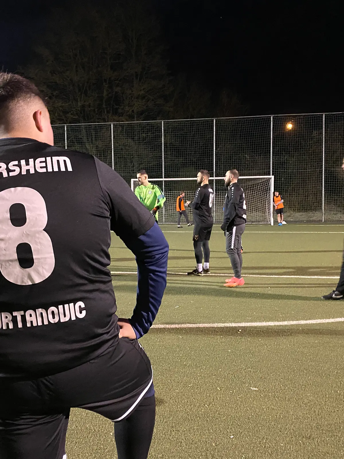 Ein Spieler mit dem Namensschriftzug Kurtanovic auf seinem Trikot steht mit dem Rücken zur Kamera