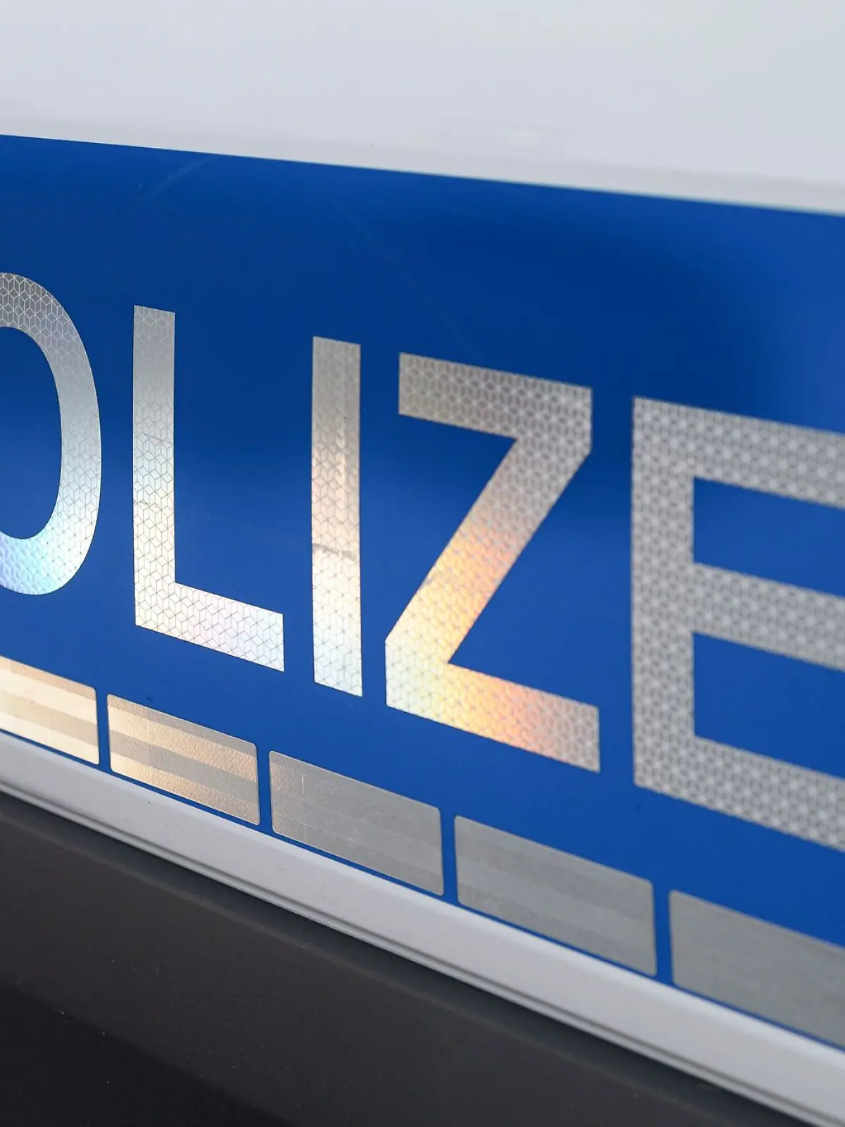 Bild zu: "Kind (13) greift Jugendliche (17 und 18) mit Glasflasche an"