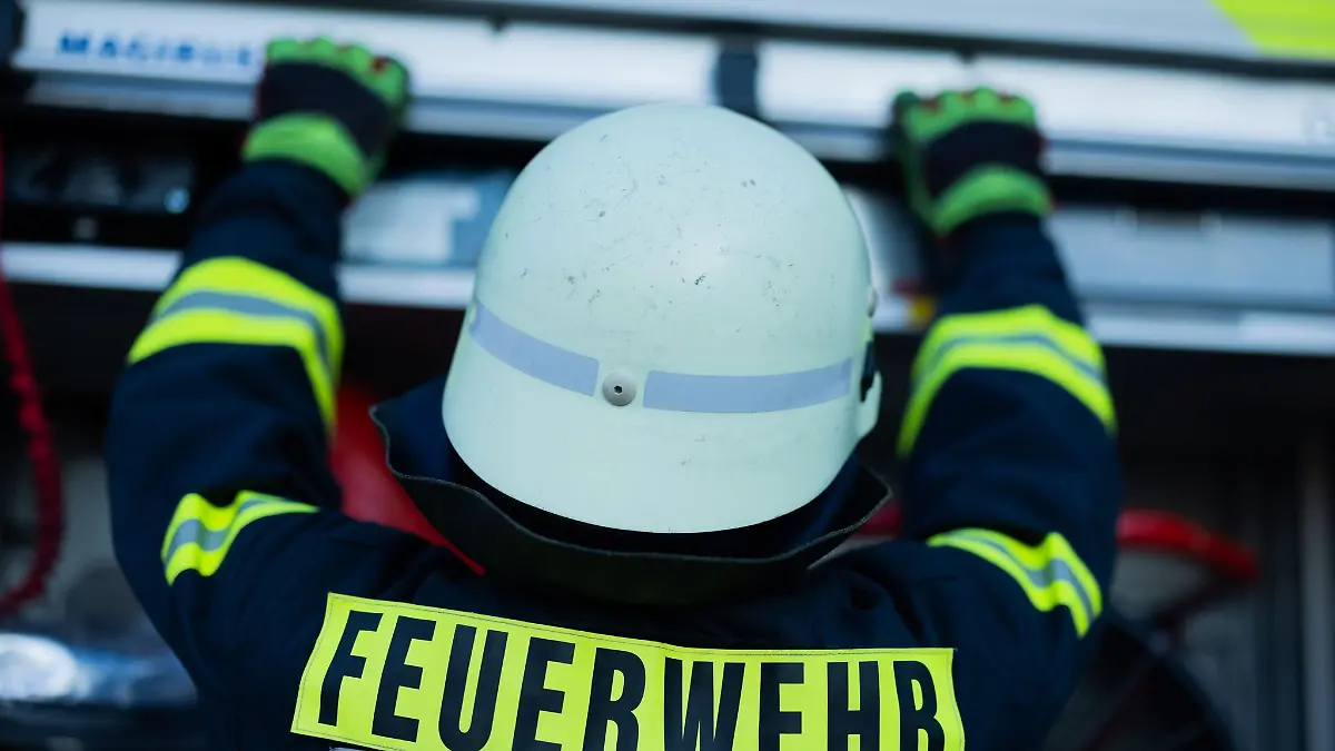 Für die Befreiung des Fußes brauchten die Feuerwehrleute nur kleines Werkzeug und wenige Minuten (Symbolbild).