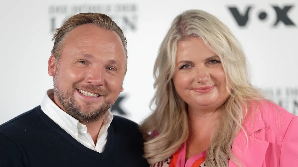 ARCHIV - 18.08.2021, Nordrhein-Westfalen, Köln: Die Unternehmer Anne und Stefan Lemcke stehen bei einem Fototermin zur Vox Fernsehshow "Die Höhle der Löwen" im Studio. Sie sind Gründer des Hamburger Gewürzunternehmens Ankerkraut, dessen Mehrheit nun der Lebensmittelkonzern Nestlé übernommen hat. (zu dpa «Nach Nestlé-Deal geht Shitstorm über Gewürzhändler Ankerkraut nieder») Foto: Henning Kaiser/dpa +++ dpa-Bildfunk +++