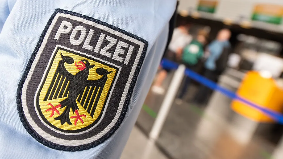 Die Bundespolizei nimmt den Niederländer am Flughafen Frankfurt fest. (Symbolfoto)