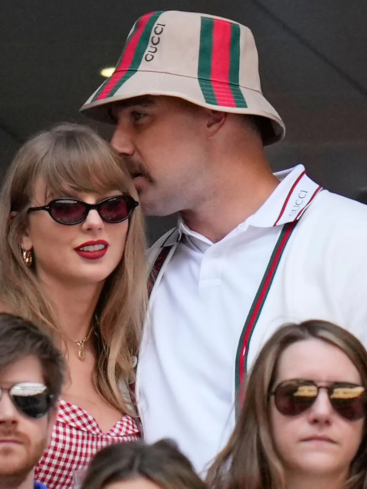 Bild zu: "Chiefs-Star Travis Kelce schwärmt von seiner Taylor Swift"