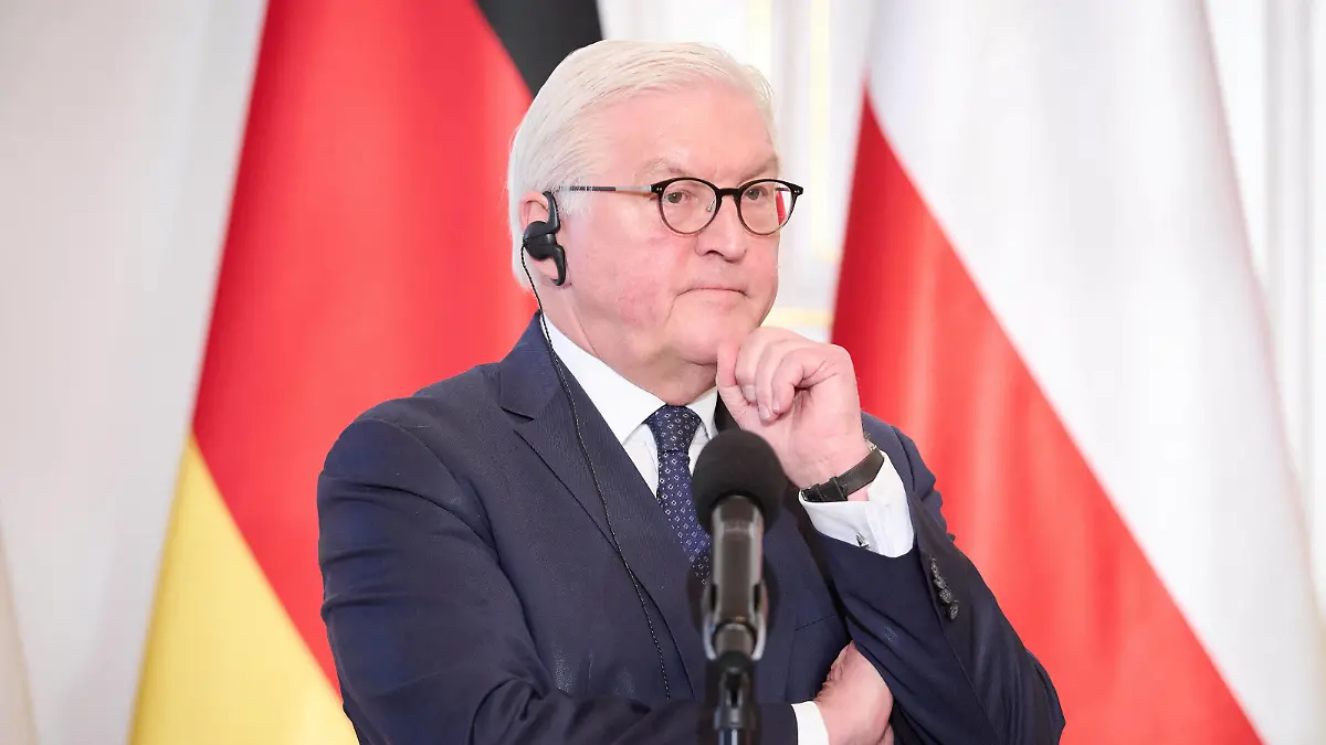  Bundespräsident Steinmeier reist nach Polen Bundespräsident Frank-Walter Steinmeier SPD und seine Gattin Elke Büdenbender reisen am 12.04.2022 zu einem Besuch in die Republik Polen. Auf dem Programm stehen ein Gespräch mit dem Präsidenten der Republik Polen Andrzej Duda, sowie ein Gespräch mit Ehrenamtlichen Helfer:innen der Caritas Polen. Im Bild ist Frank-Walter Steinmeier der Pressekonferenz zu sehen. Warschau Woiwodschaft Masowien Polen *** Federal President Steinmeier travels to Poland Federal President Frank Walter Steinmeier SPD and his wife Elke Büdenbender travel on 12 04 2022 to visit the Republic of Poland On the program are a conversation with the President of the Republic of Poland Andrzej Duda, as well as a conversa