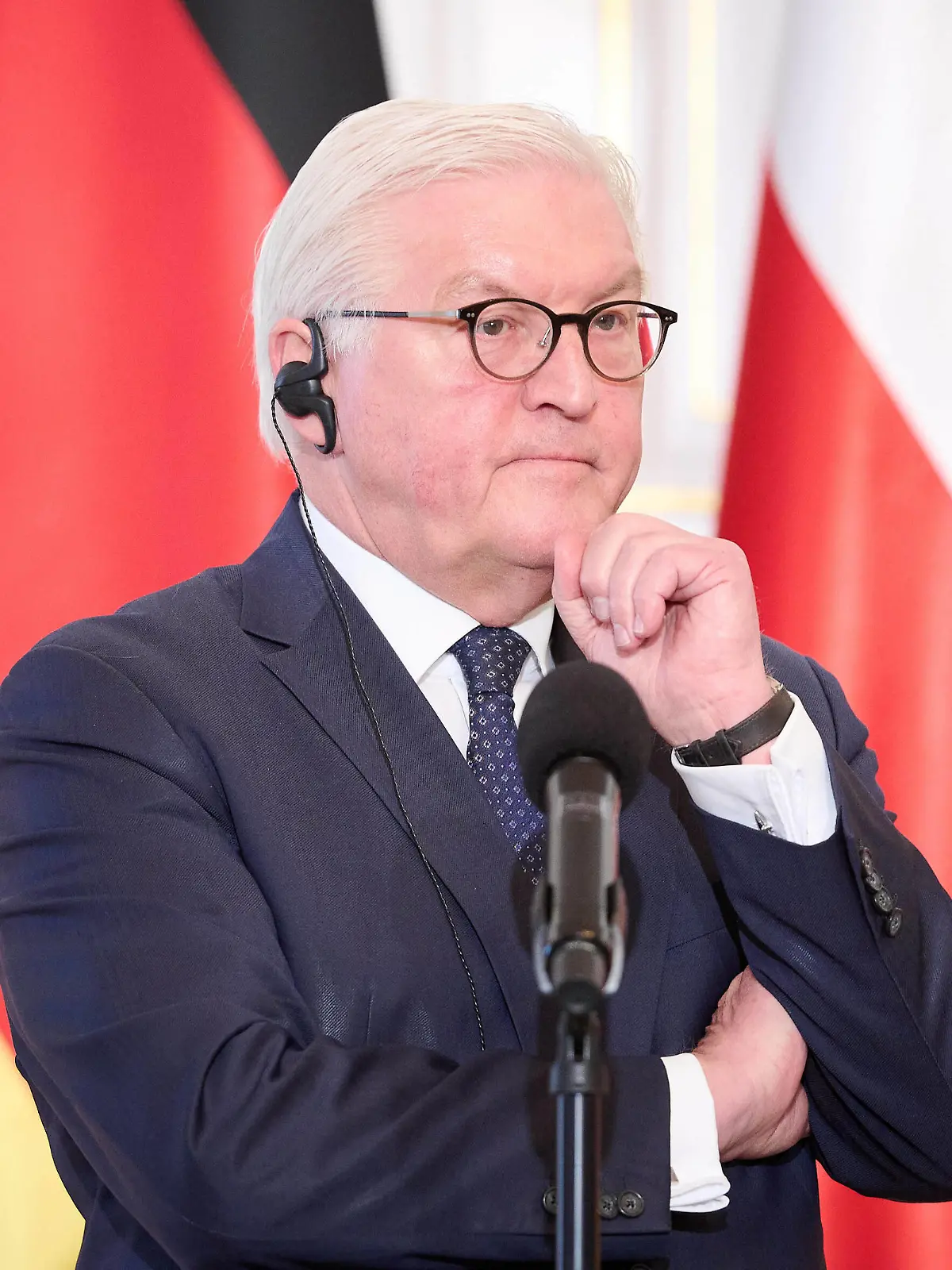 Bundespräsident Steinmeier reist nach Polen Bundespräsident Frank-Walter Steinmeier SPD und seine Gattin Elke Büdenbender reisen am 12.04.2022 zu einem Besuch in die Republik Polen. Auf dem Programm stehen ein Gespräch mit dem Präsidenten der Republik Polen Andrzej Duda, sowie ein Gespräch mit Ehrenamtlichen Helfer:innen der Caritas Polen. Im Bild ist Frank-Walter Steinmeier der Pressekonferenz zu sehen. Warschau Woiwodschaft Masowien Polen *** Federal President Steinmeier travels to Poland Federal President Frank Walter Steinmeier SPD and his wife Elke Büdenbender travel on 12 04 2022 to visit the Republic of Poland On the program are a conversation with the President of the Republic of Poland Andrzej Duda, as well as a conversa